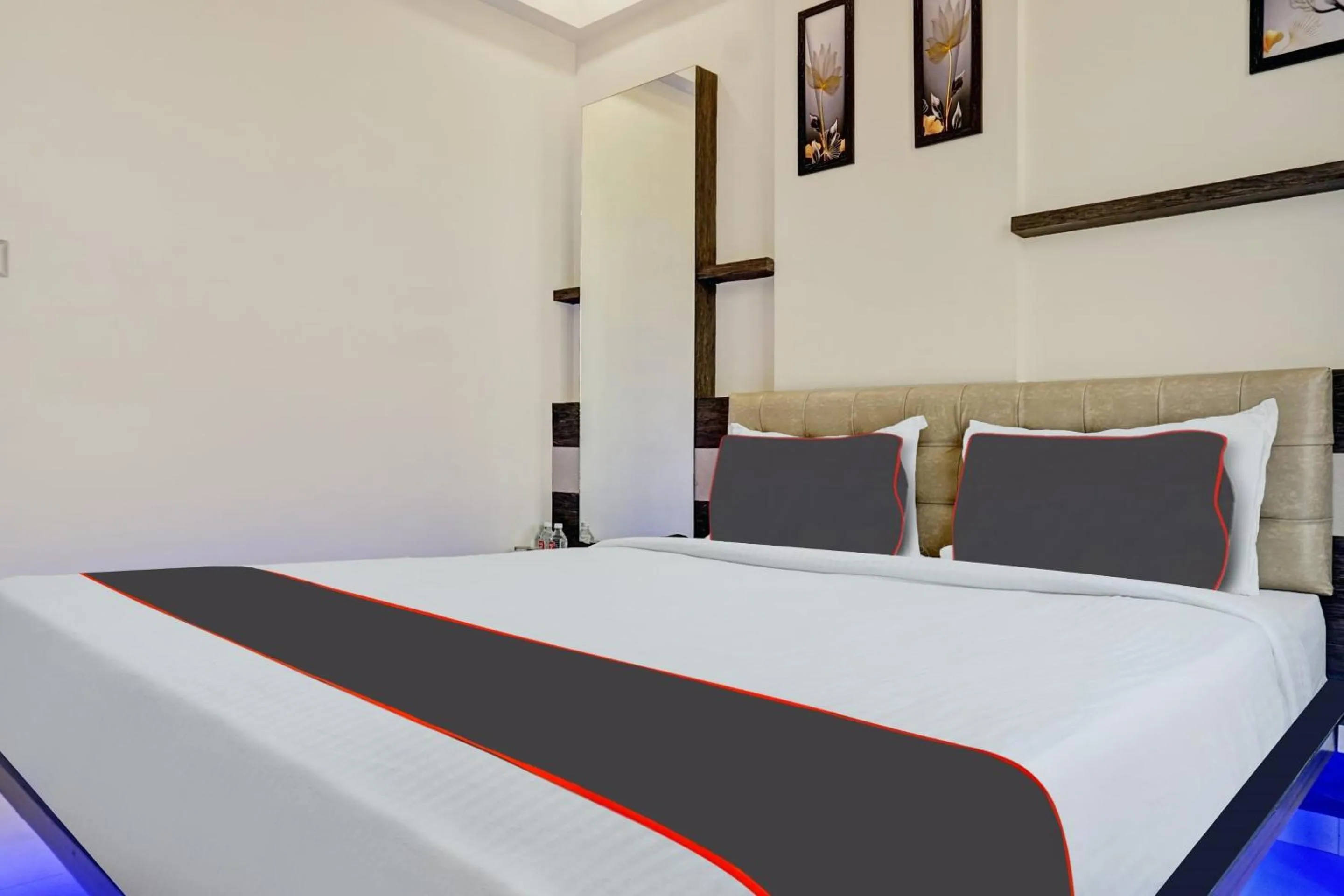 Bedroom, Bed in Super Townhouse Poona Royal