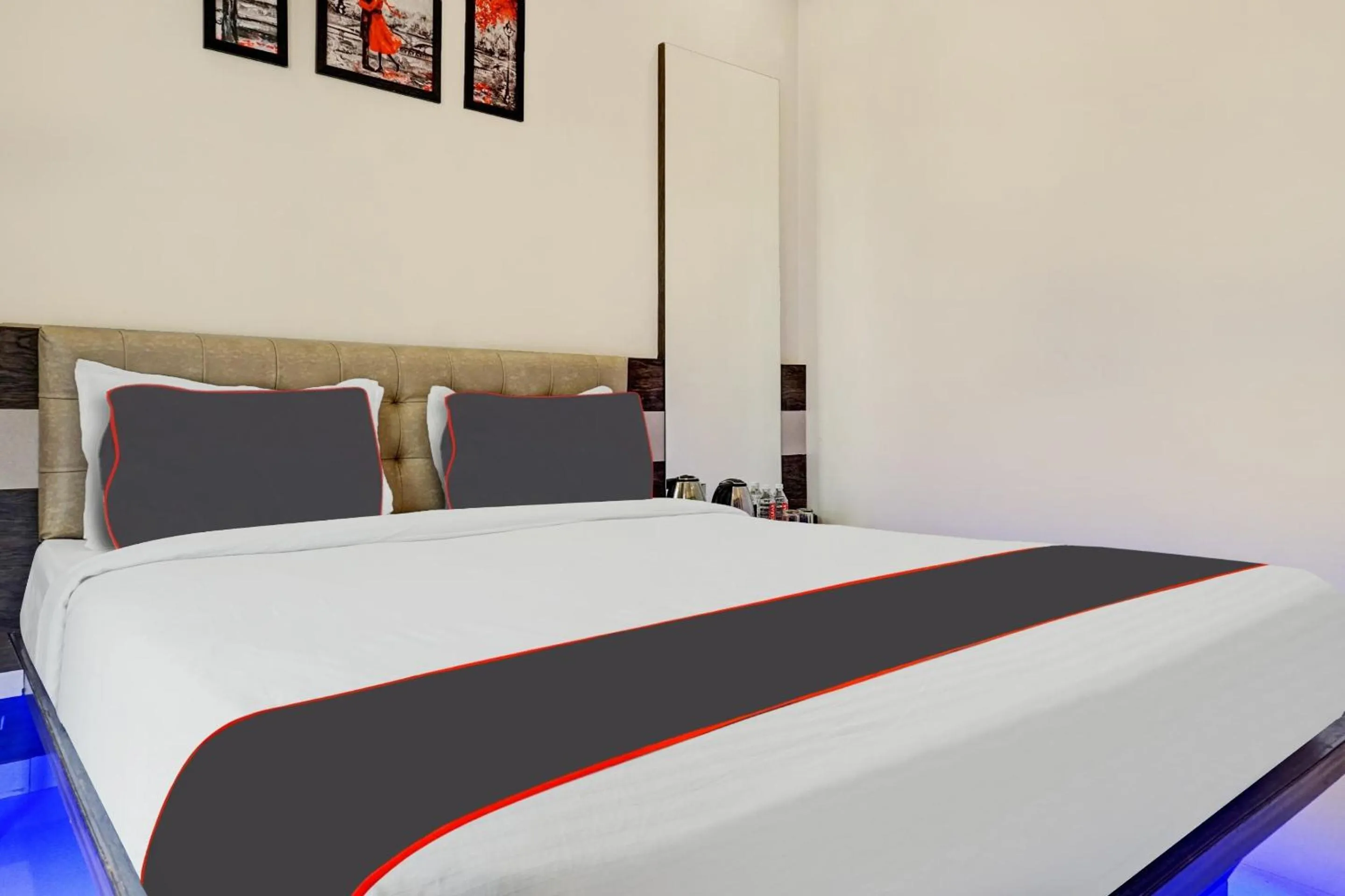 Bedroom, Bed in Super Townhouse Poona Royal