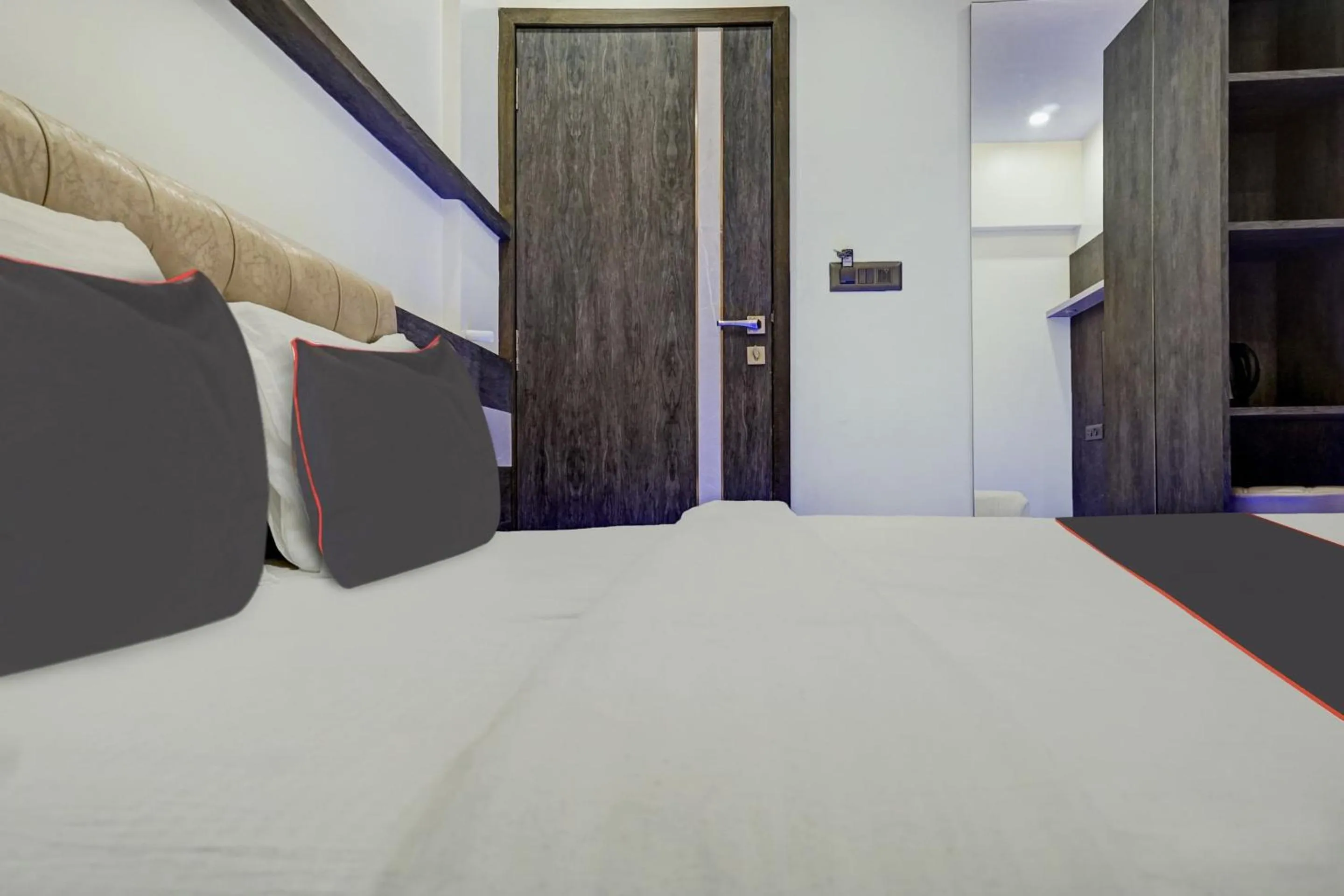 Bedroom, Bed in Super Townhouse Poona Royal