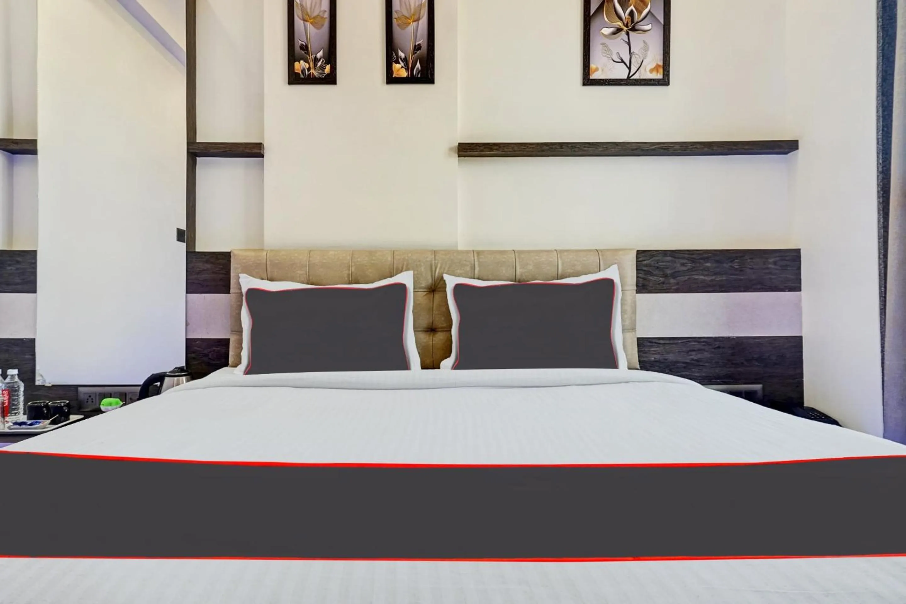 Bedroom, Bed in Super Townhouse Poona Royal