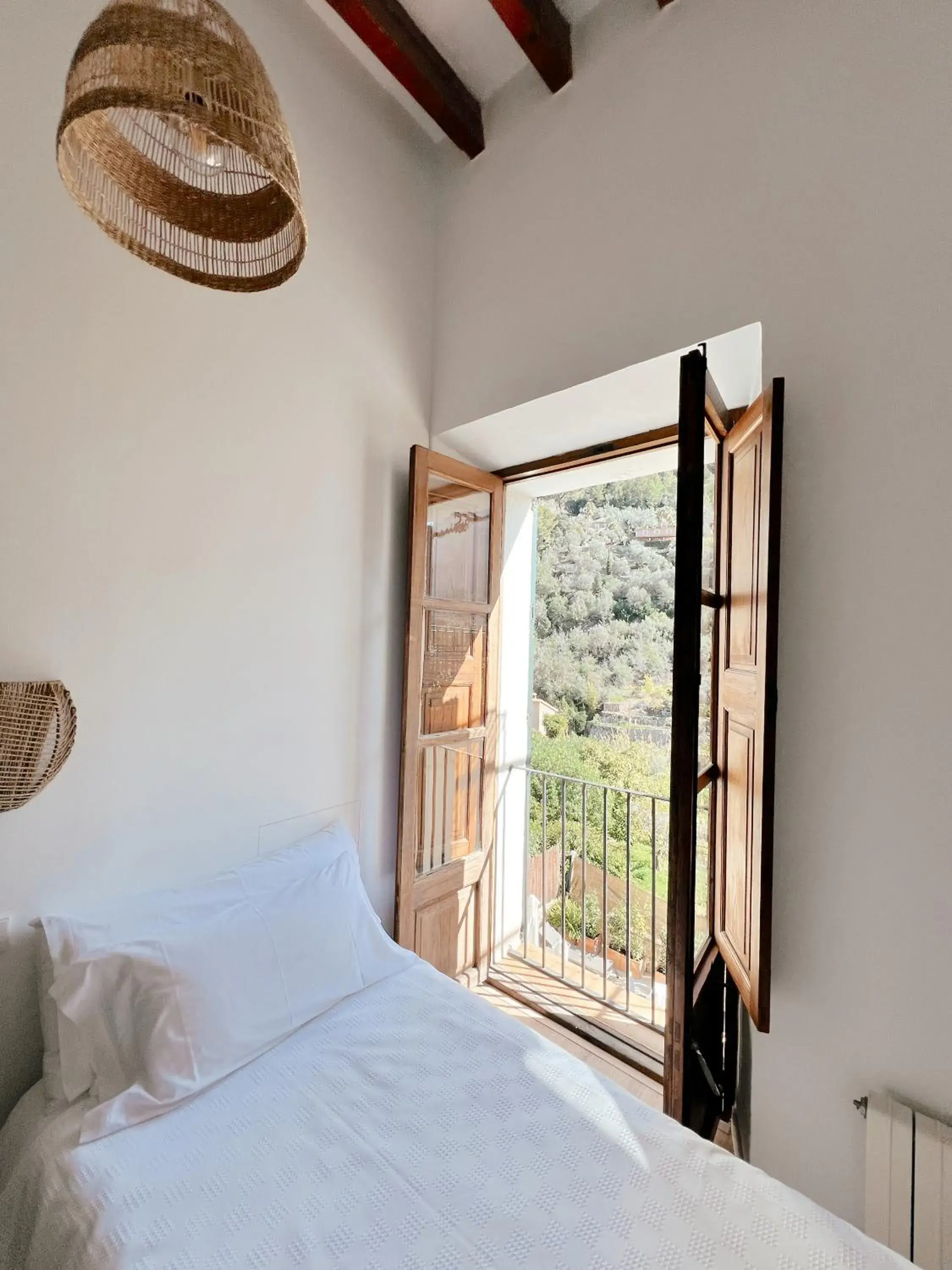 Single Room with Mountain View - single occupancy in Fornalutx Petit Hotel - Bed & Breakfast Single Room with Mountain View - single occupancy in Fornalutx Petit Hotel - Bed & Breakfast