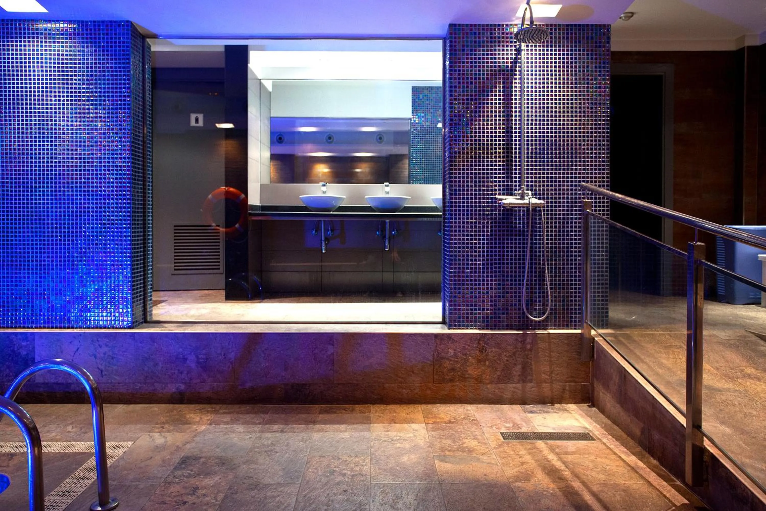 Shower in Hotel Acacias Suites & Spa