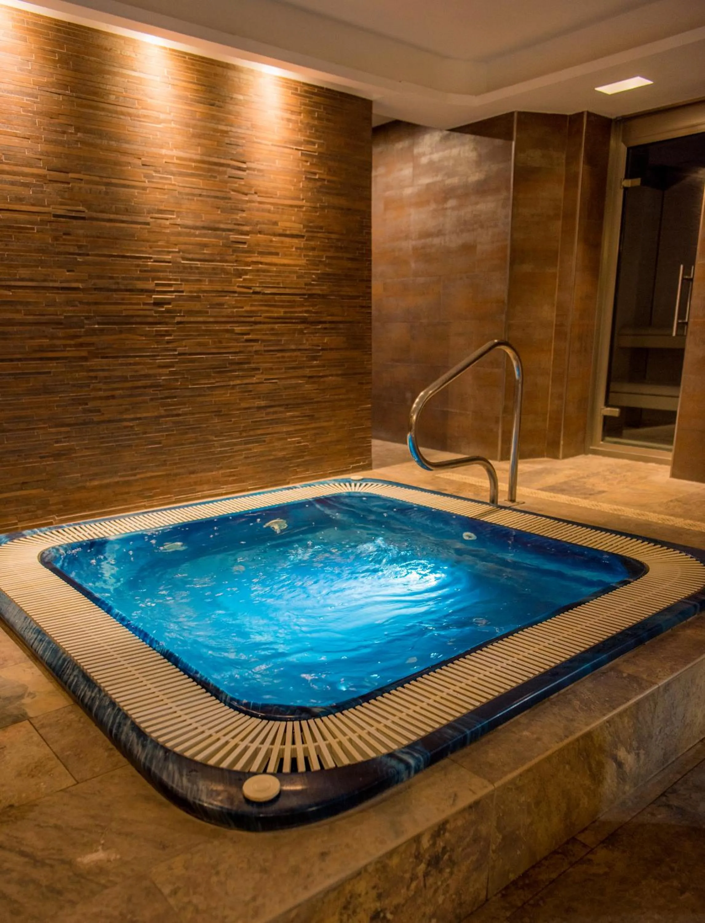Hot Tub in Hotel Acacias Suites & Spa
