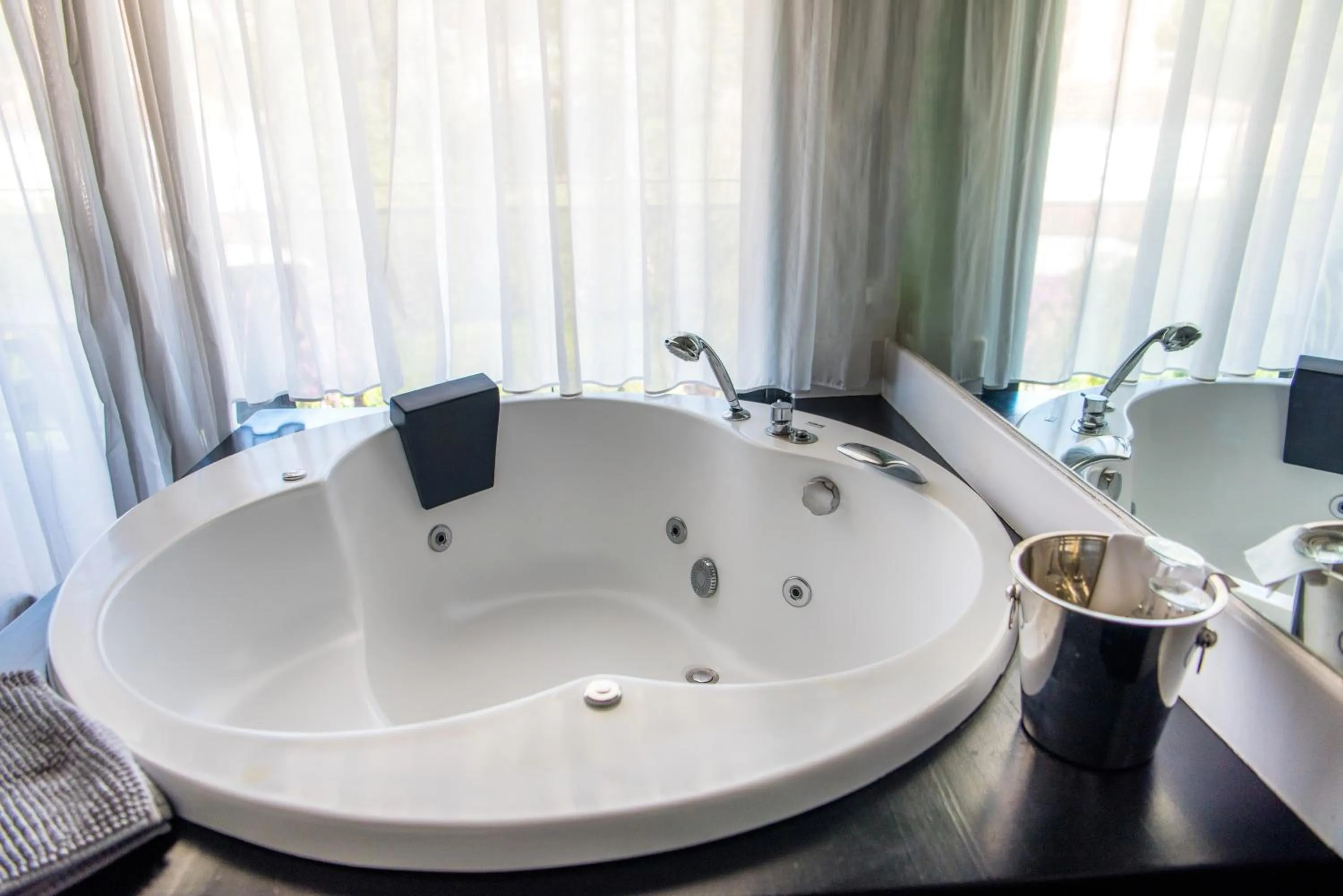 Hot Tub in Hotel Acacias Suites & Spa