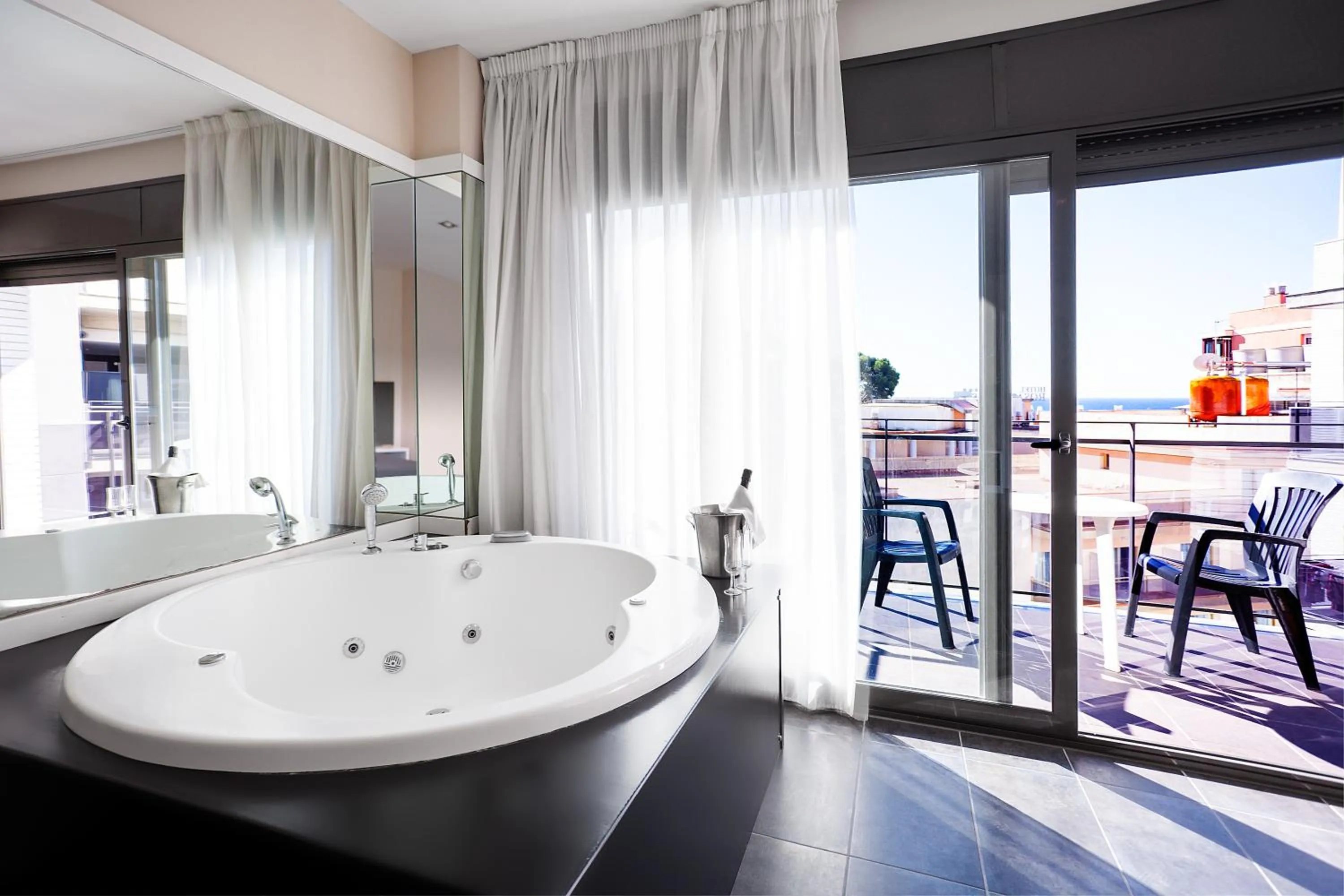 Hot Tub in Hotel Acacias Suites & Spa