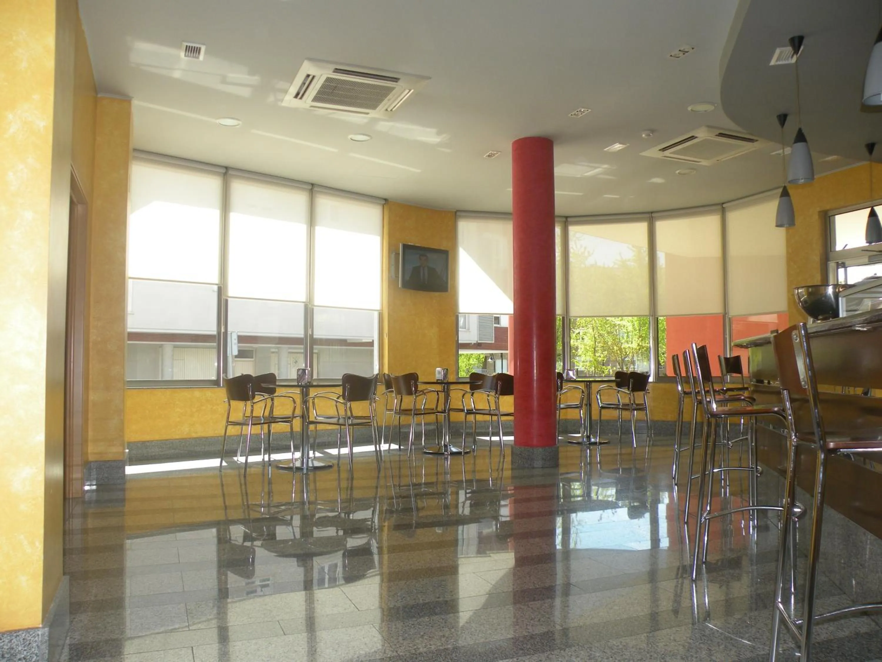 Restaurant/places to eat in Hotel Palacio Congresos