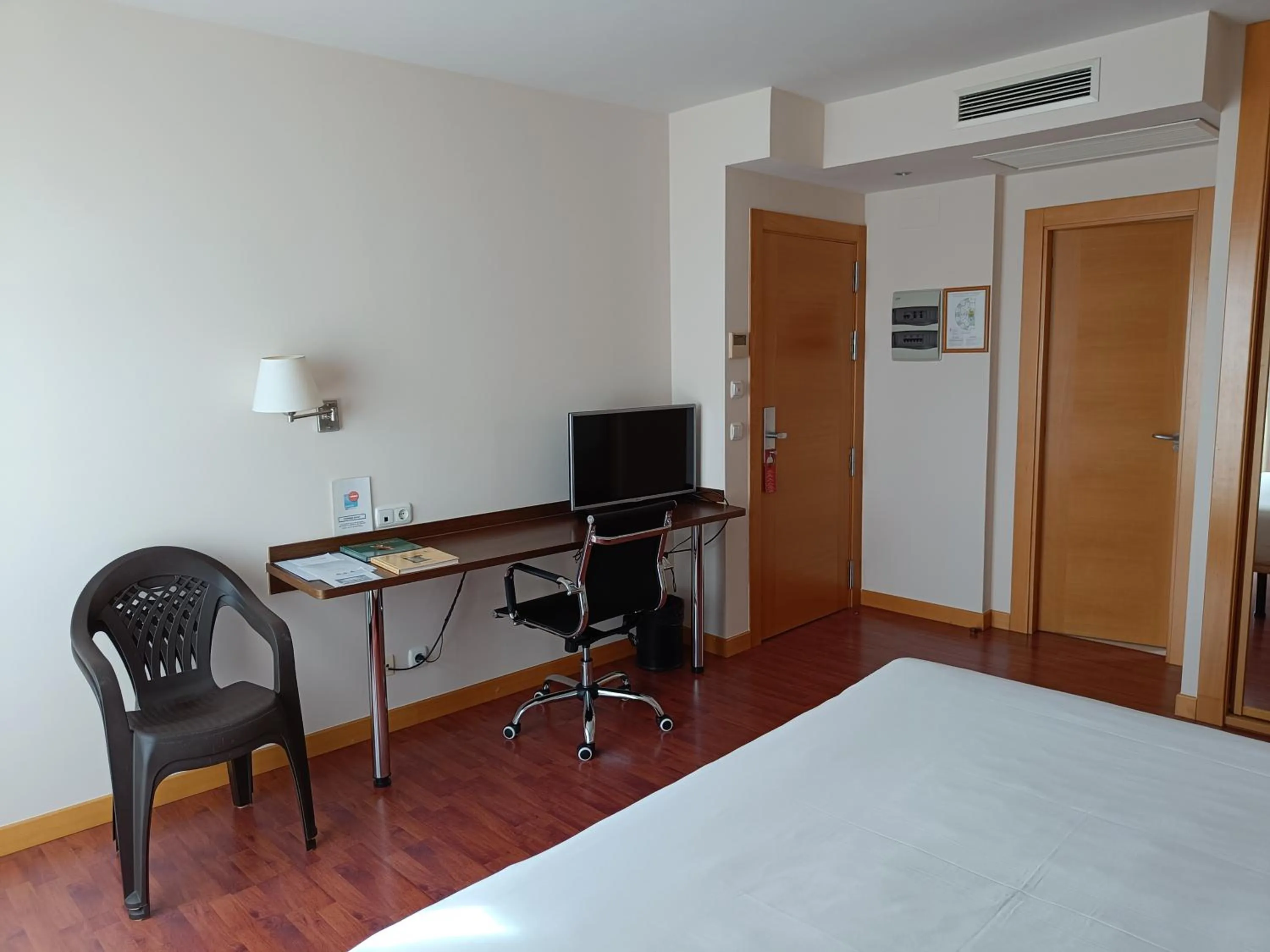 TV and multimedia, Bed in Hotel Palacio Congresos