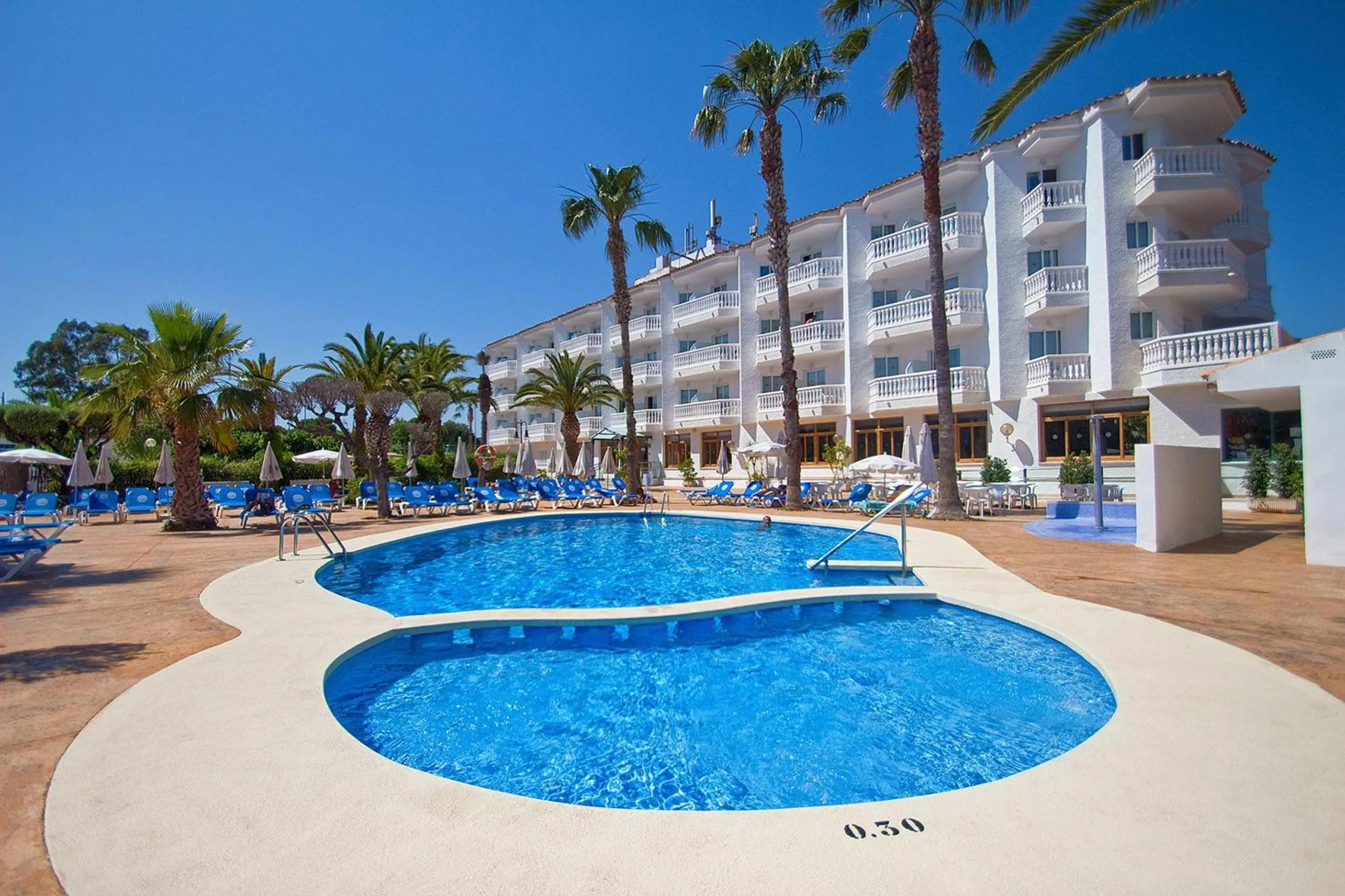 Swimming pool in Hotel Servigroup Romana