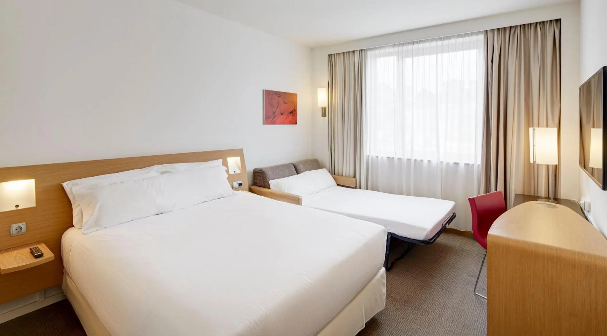 Photo of the whole room, Bed in Sercotel Valladolid