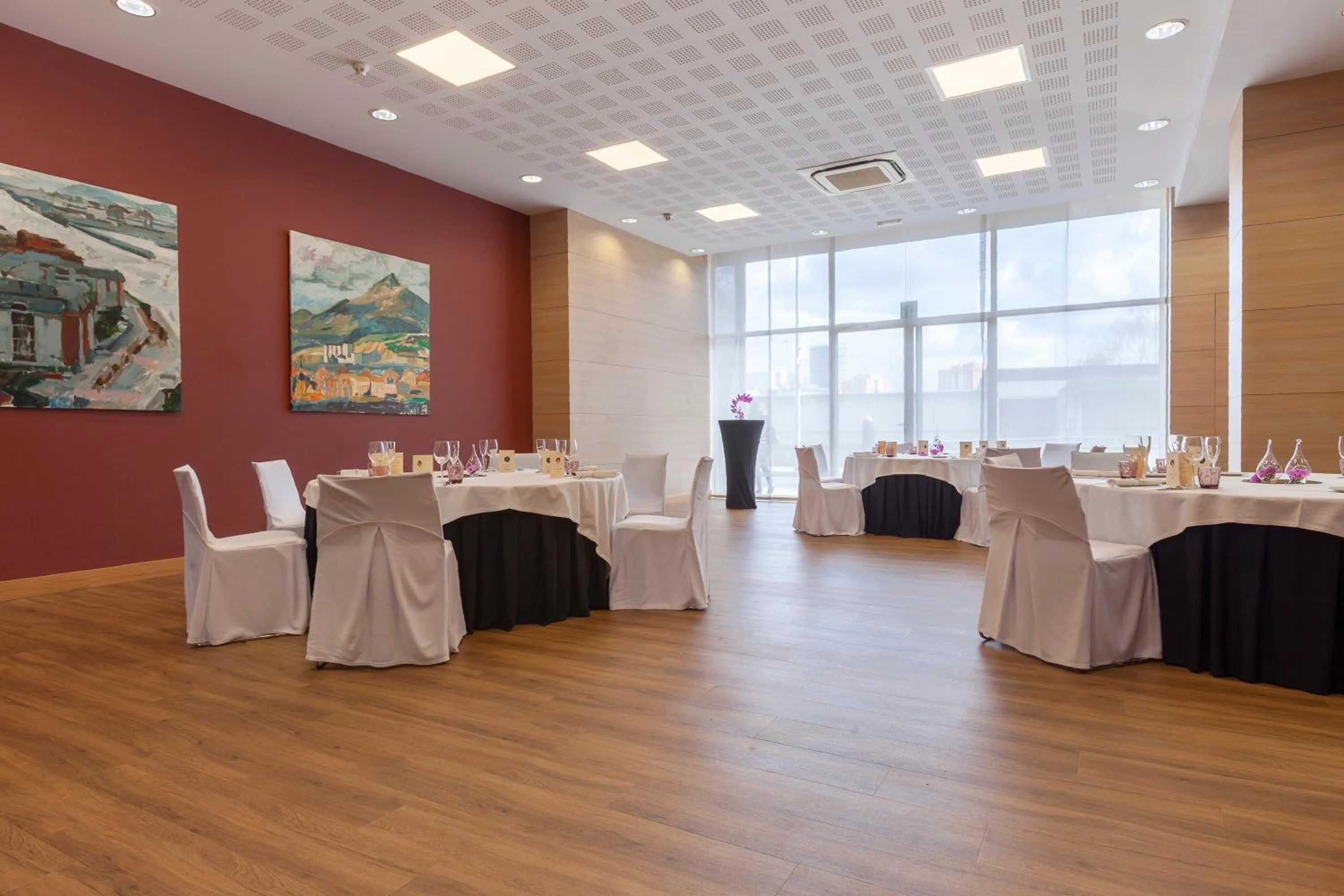 Restaurant/places to eat in Hotel Puerta de Bilbao