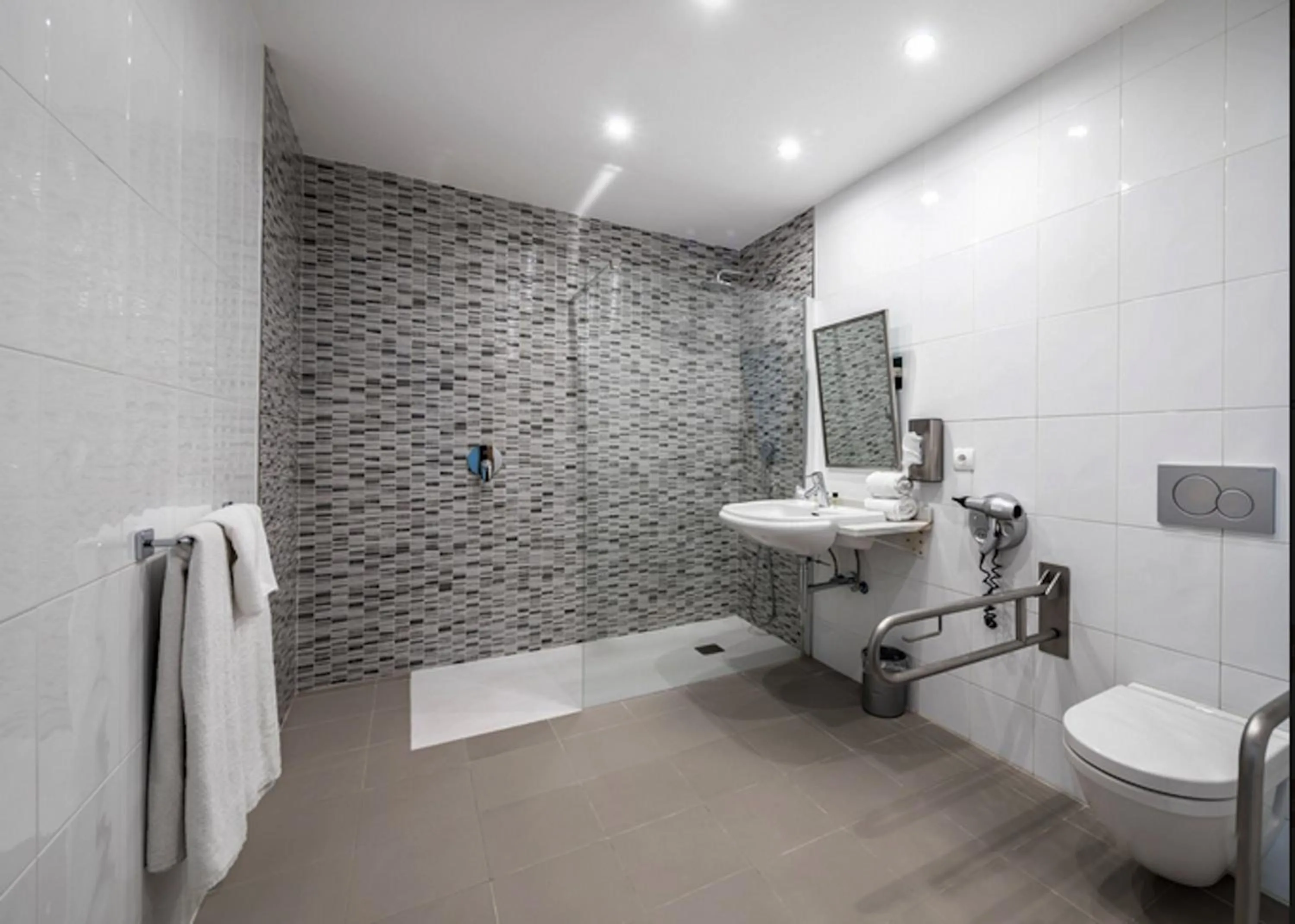 Bathroom in Hotel Puerta de Bilbao