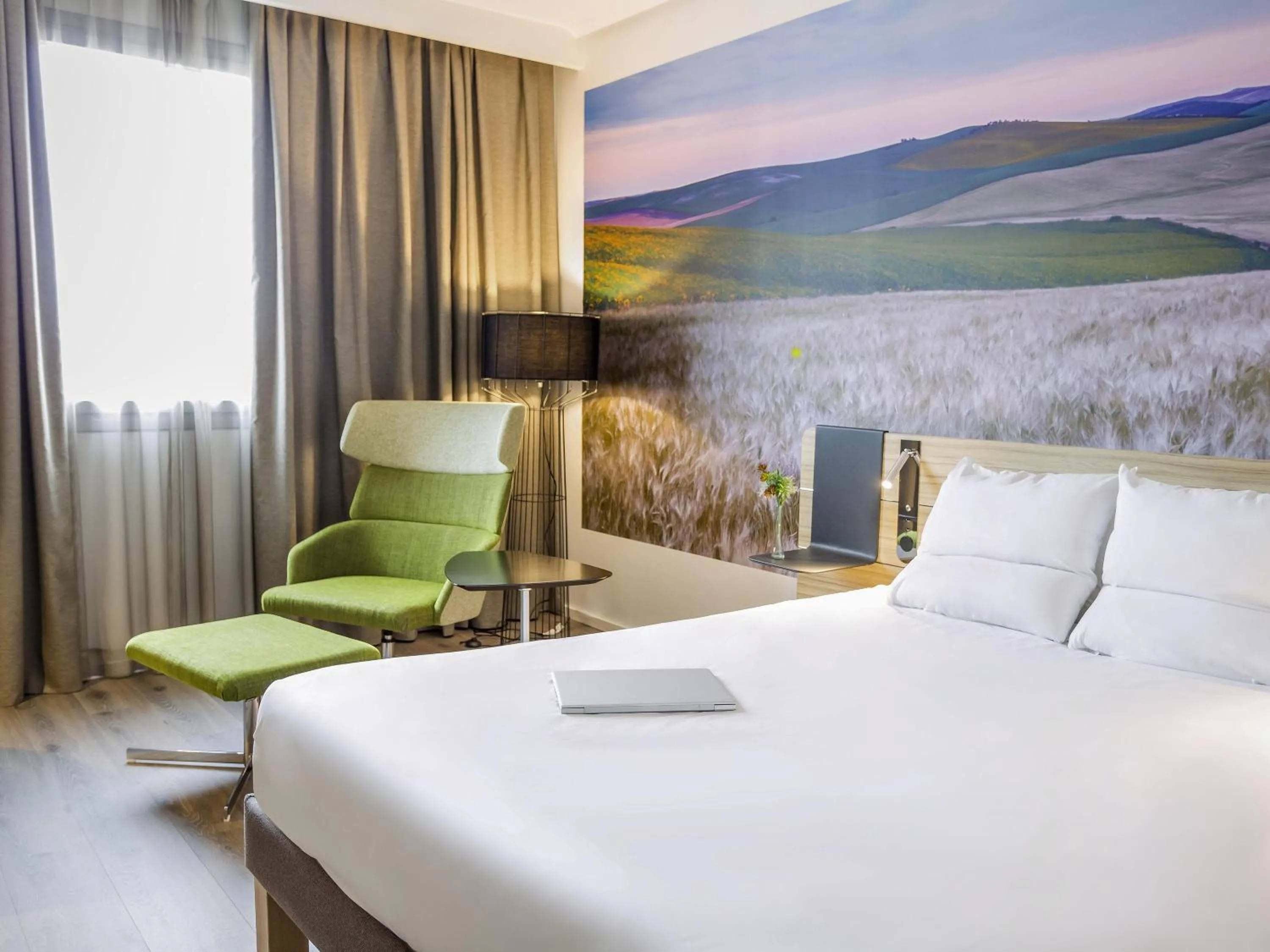 Bedroom, Bed in Novotel Sevilla