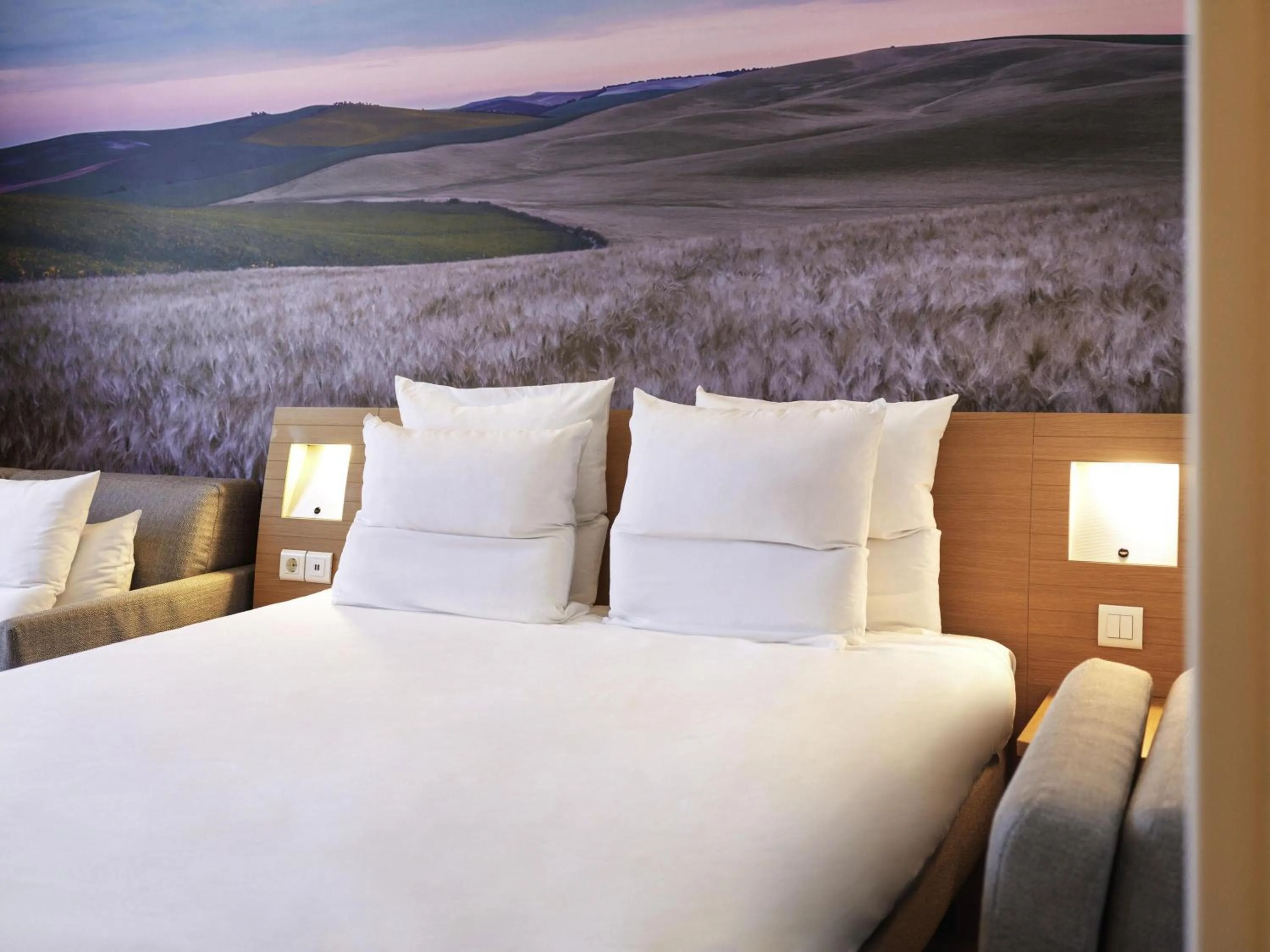 Bedroom, Bed in Novotel Sevilla