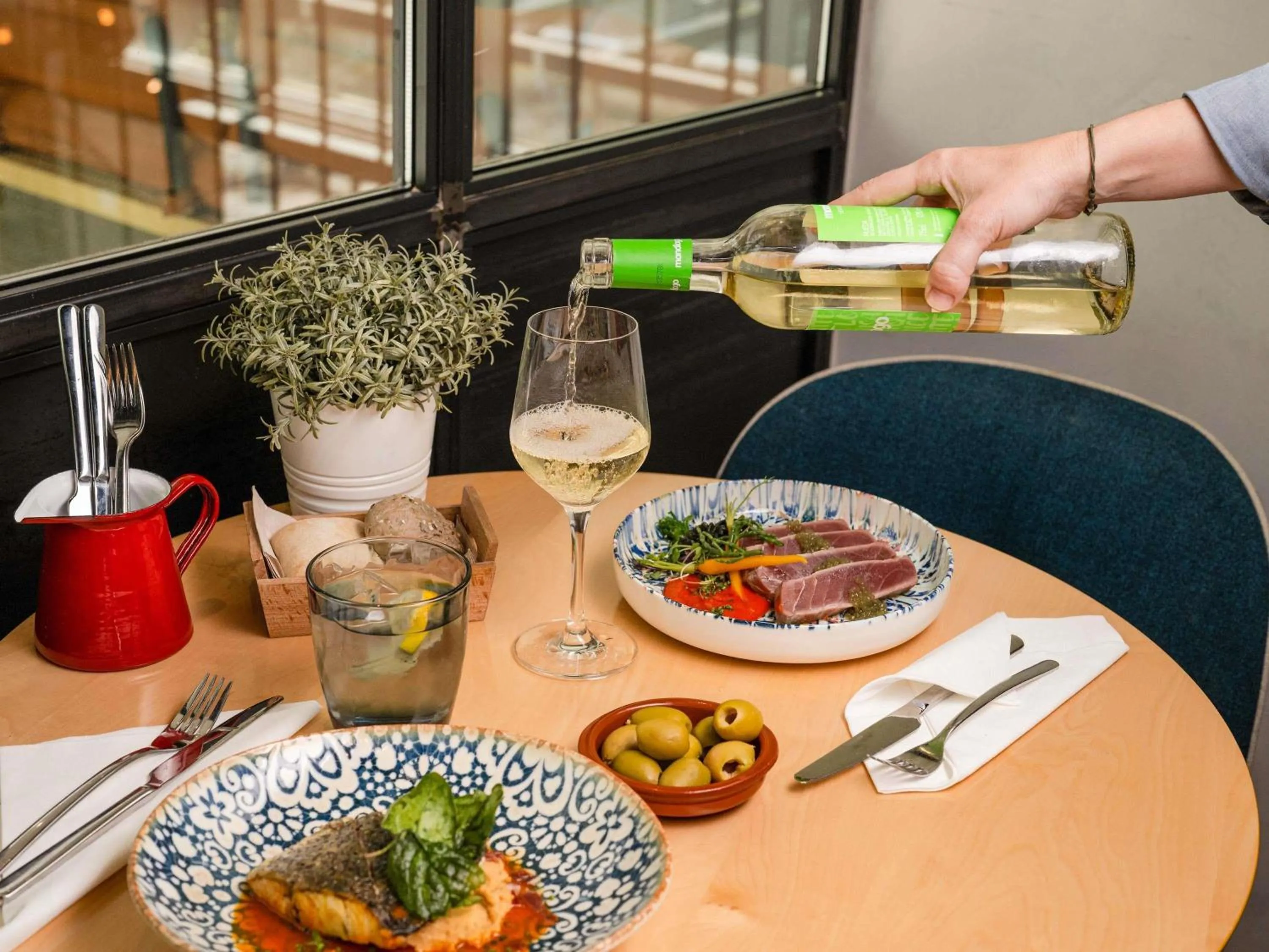 Restaurant/places to eat in Novotel Sevilla