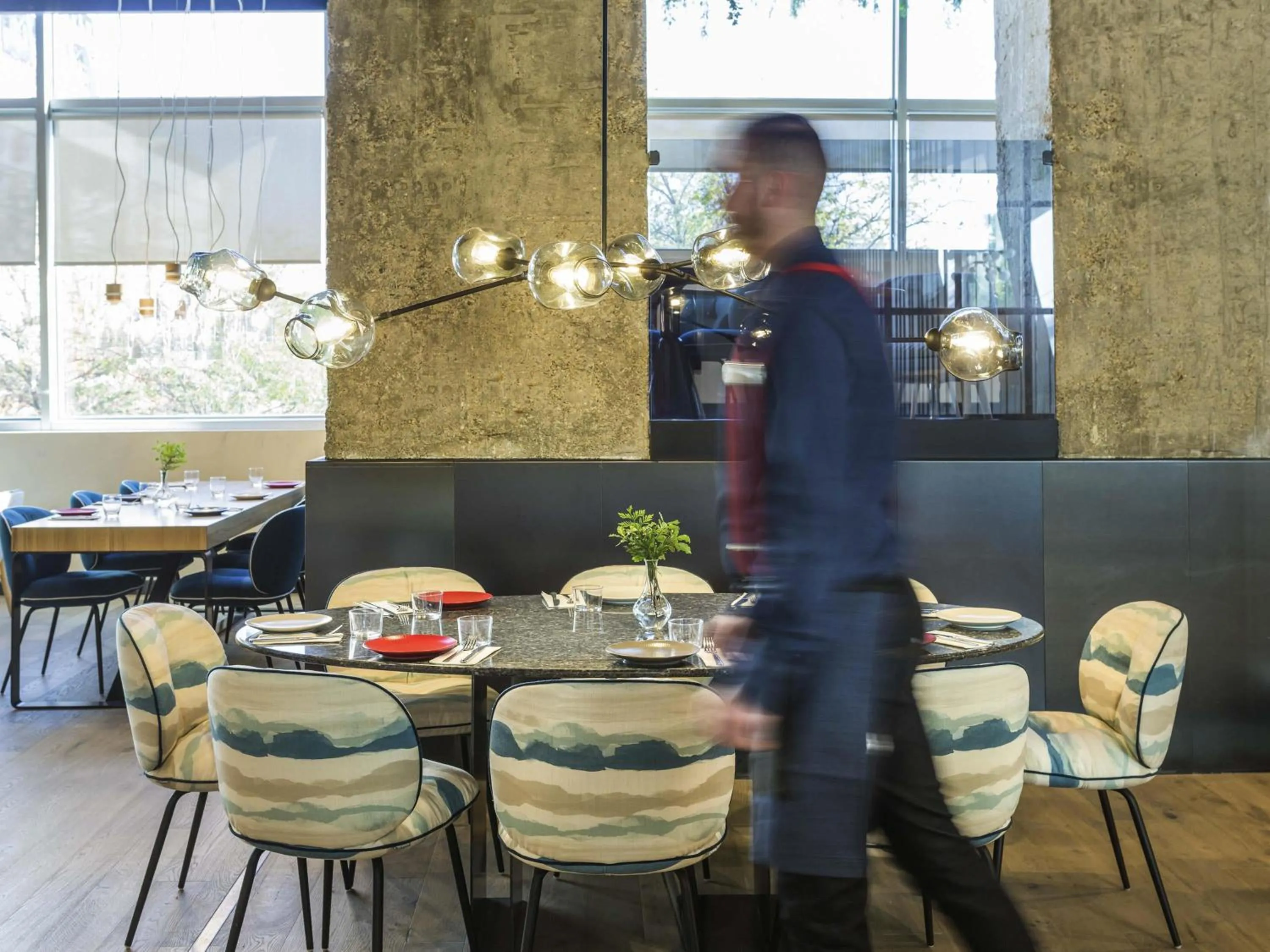 Restaurant/places to eat in Novotel Sevilla