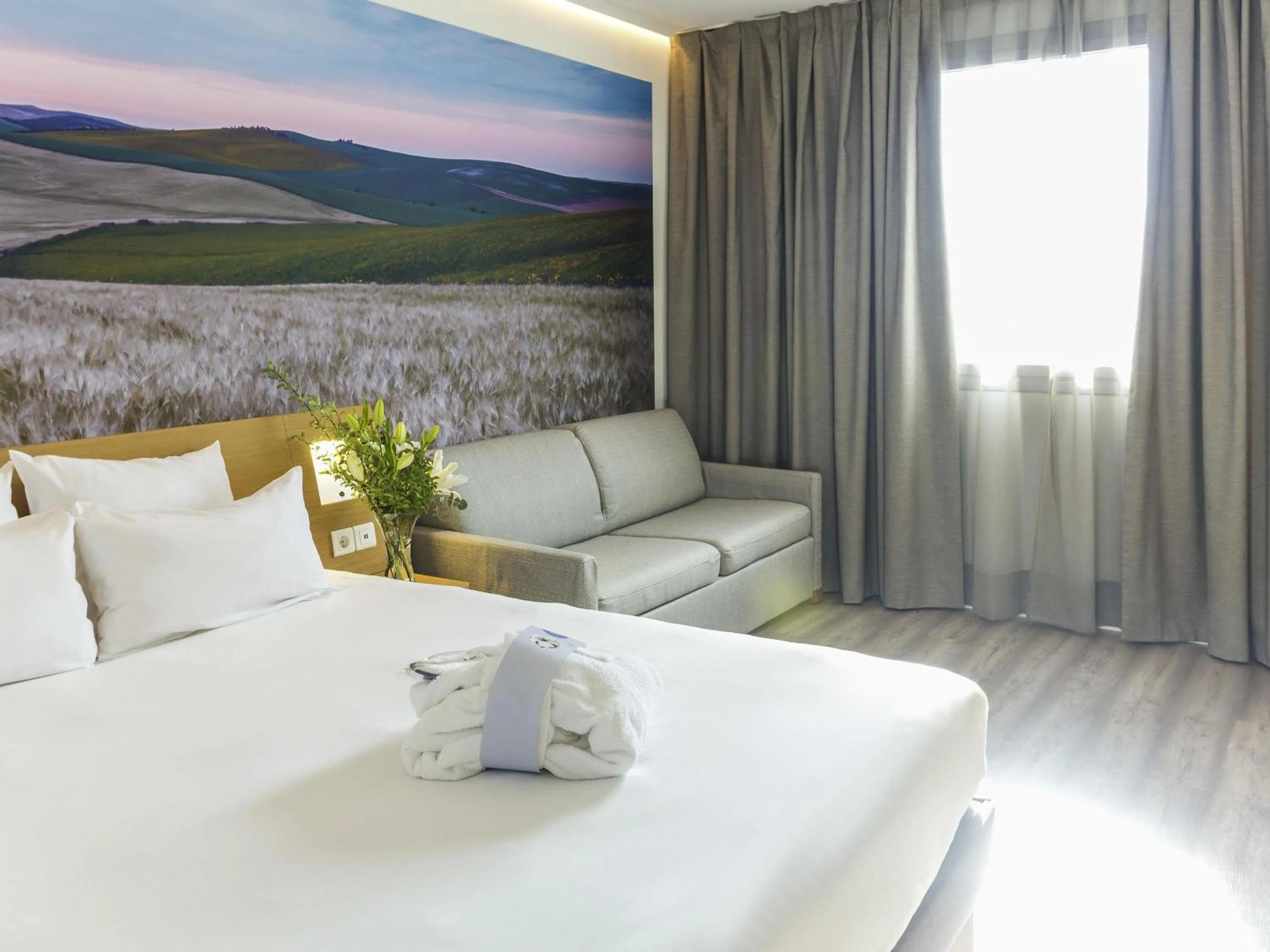 Bedroom, Bed in Novotel Sevilla