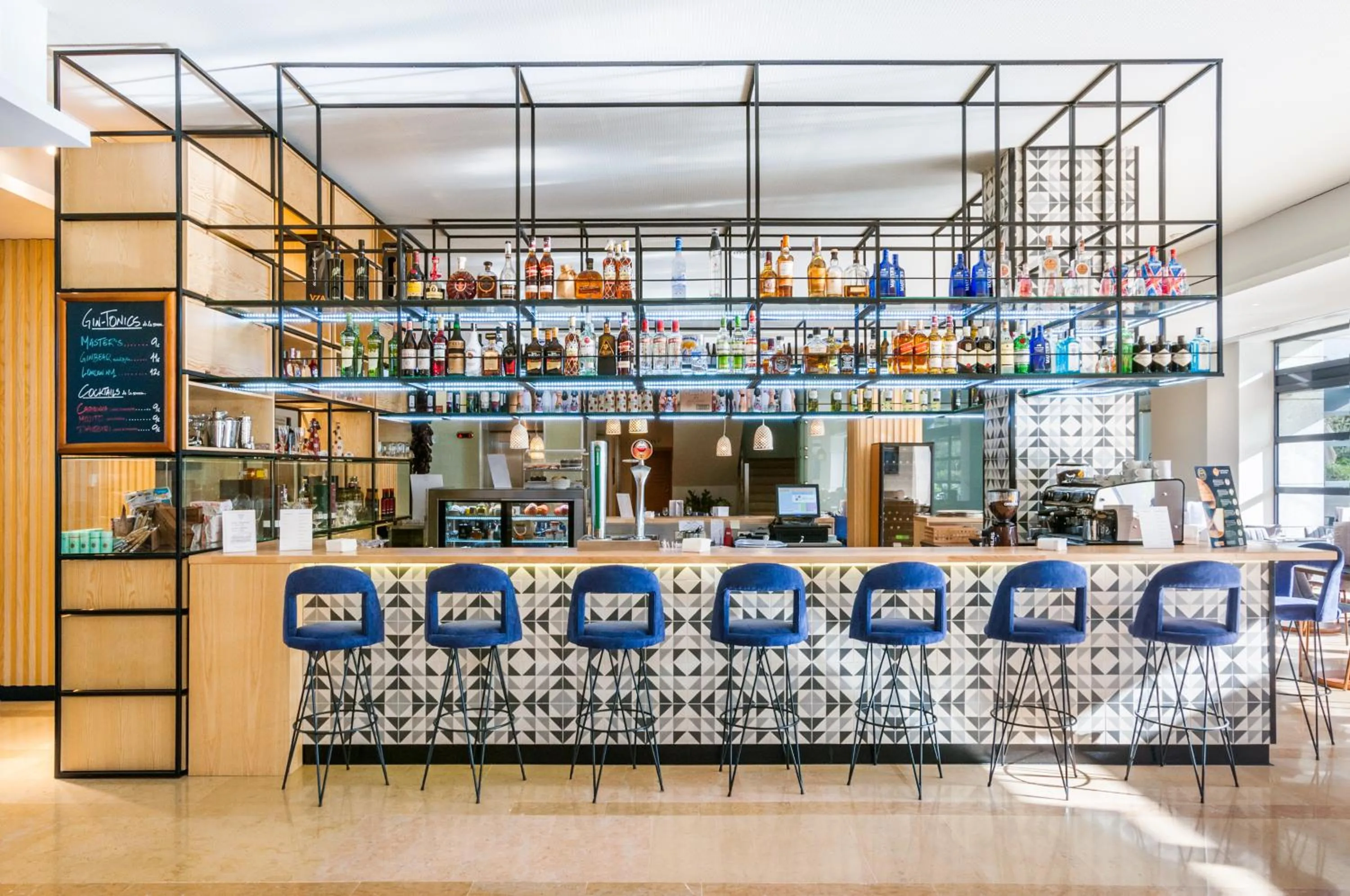 Restaurant/places to eat in Exe Madrid Norte