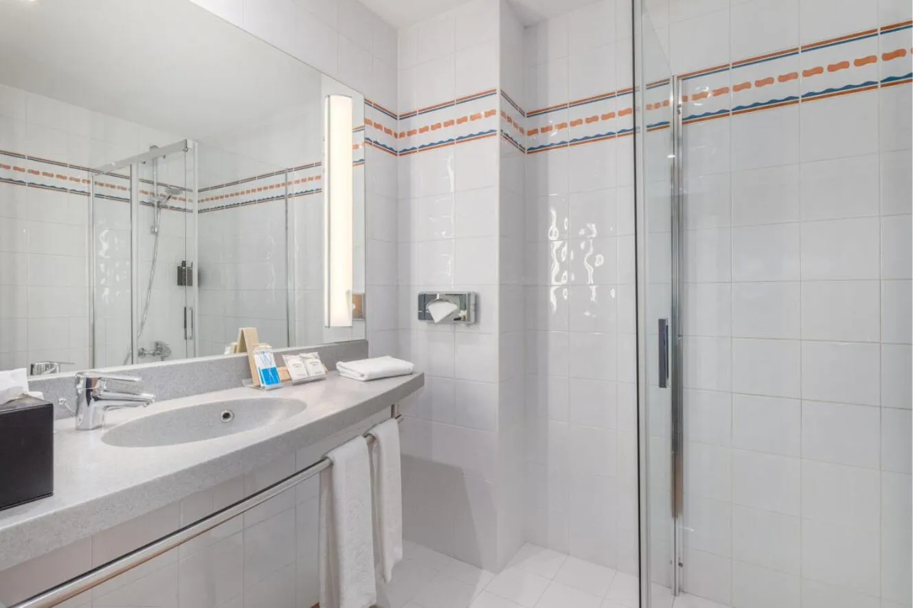 Shower in Exe Madrid Norte