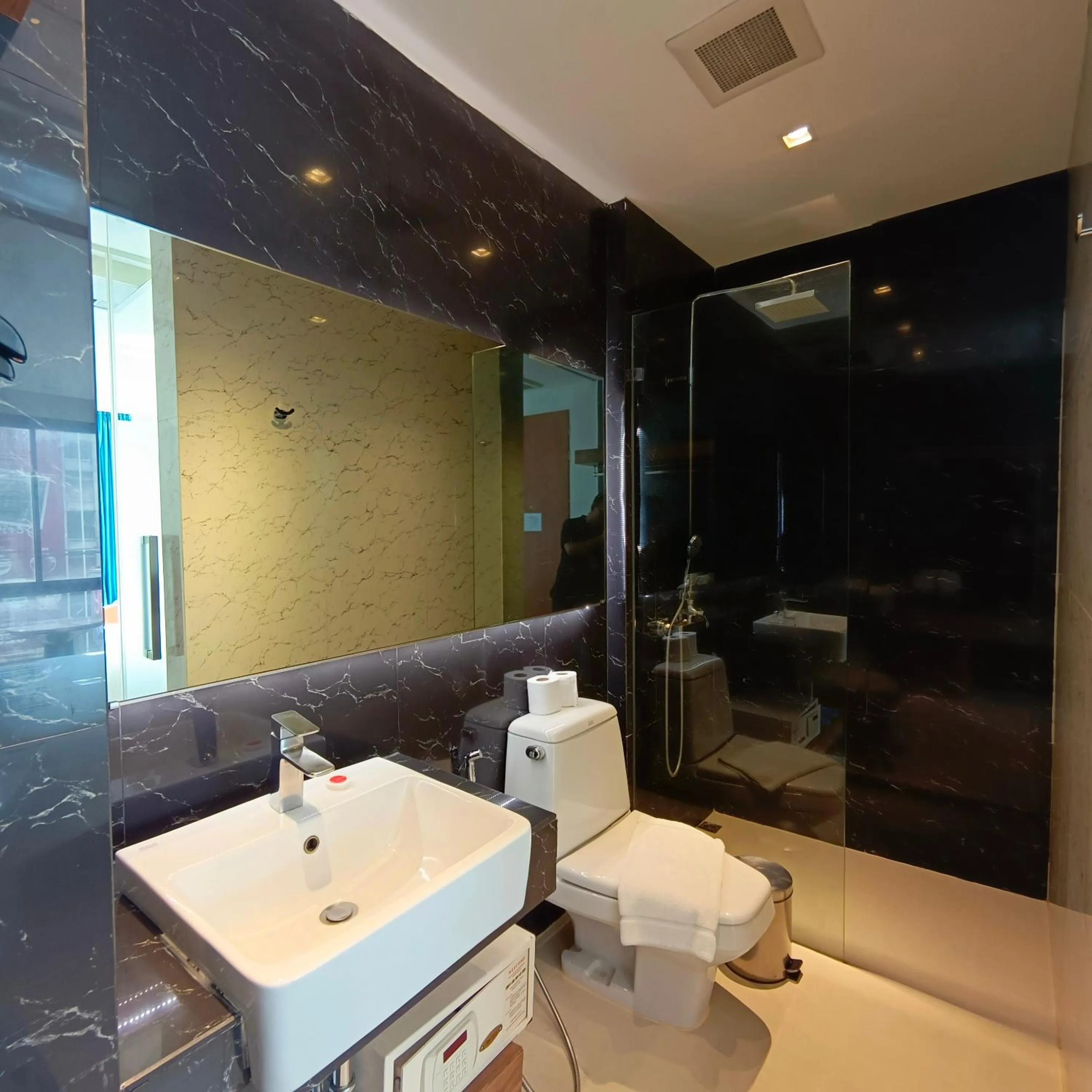 Bathroom in Uno Express