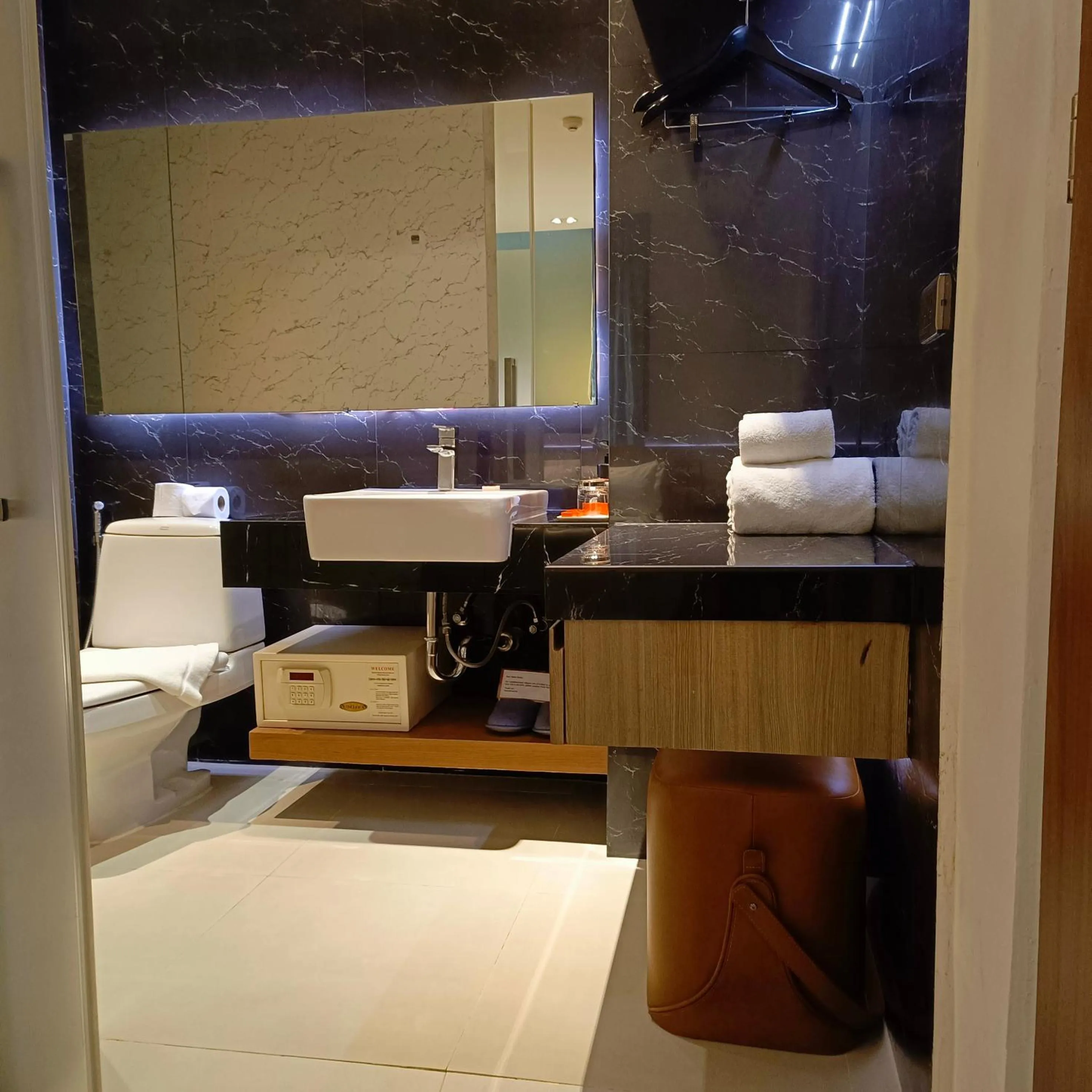 Bathroom, Bed in Uno Express