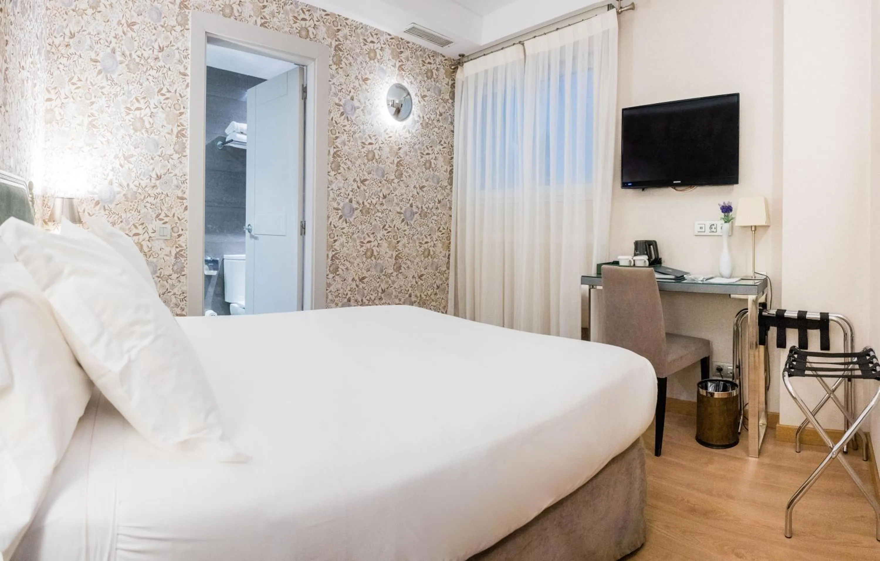 Coffee/tea facilities, Bed in Hotel Meninas - Boutique Opera