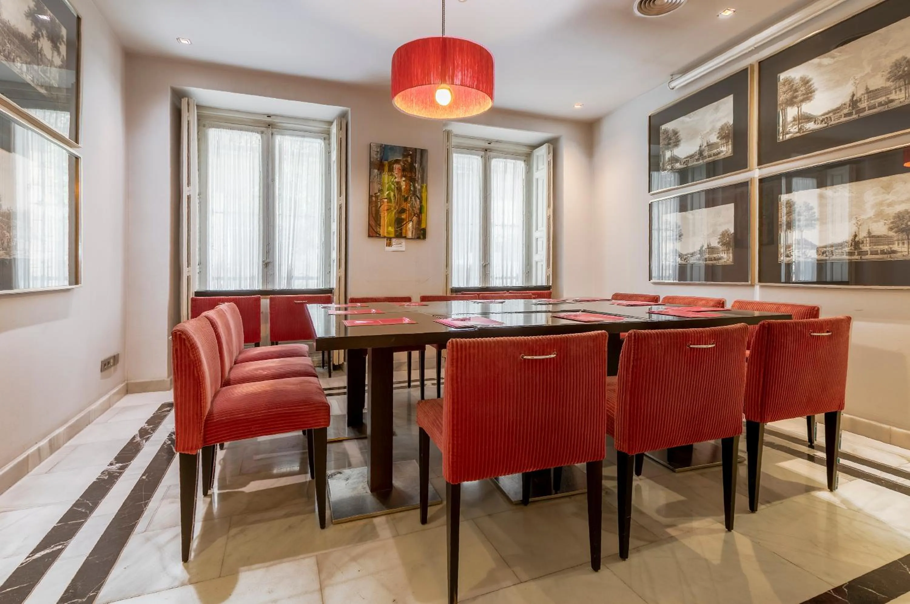 Business facilities in Hotel Meninas - Boutique Opera