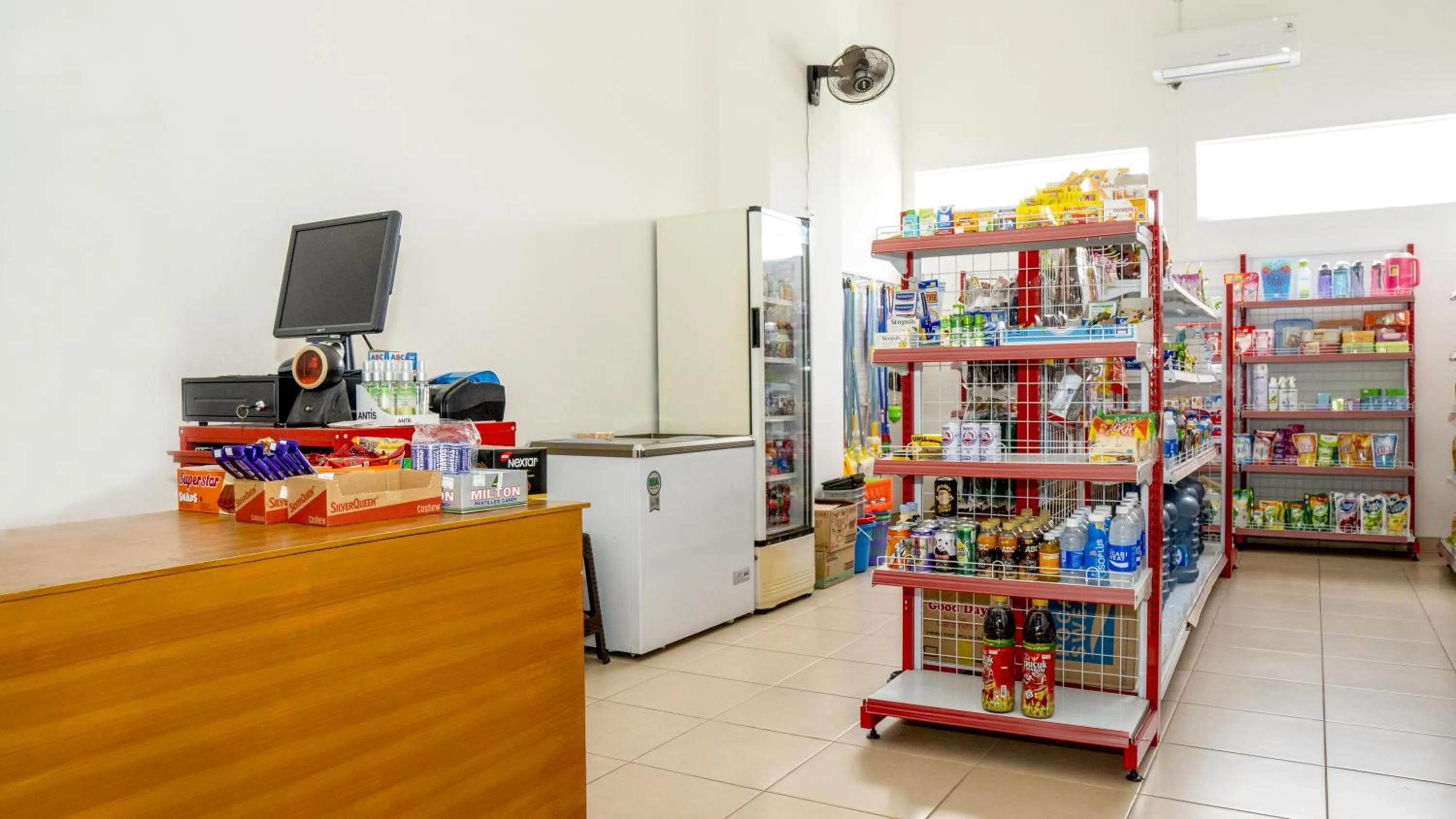 Supermarket/grocery shop in Menara One Hotel by Menara Santosa