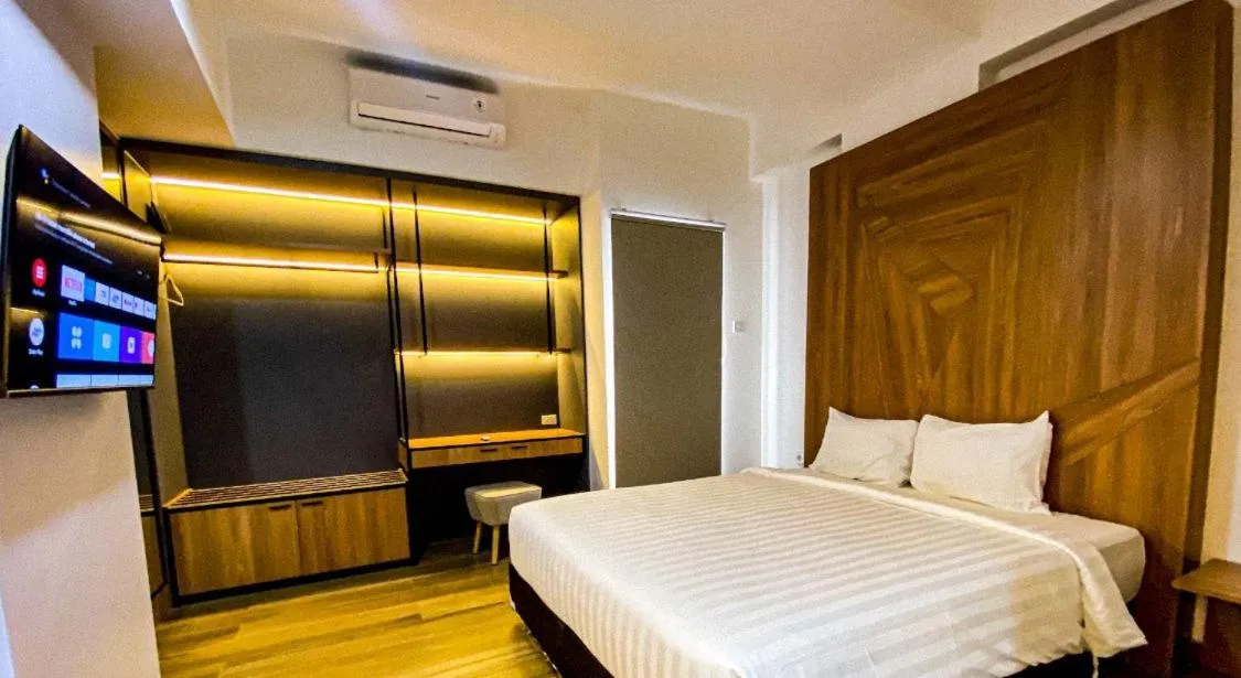 Communal lounge/ TV room, Bed in Menara One Hotel by Menara Santosa