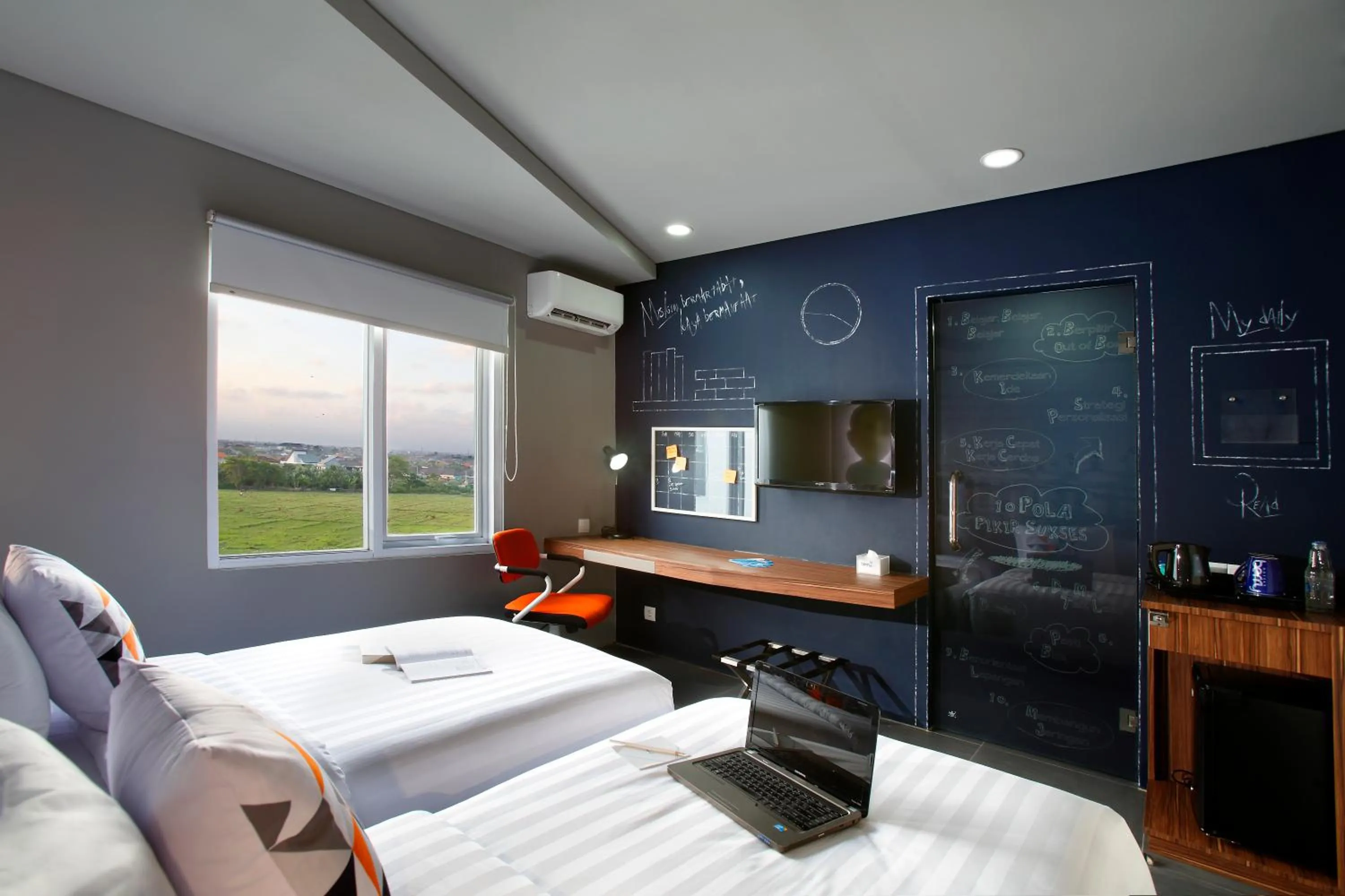 Bedroom, Bed in Berry Biz Hotel Sunset Road