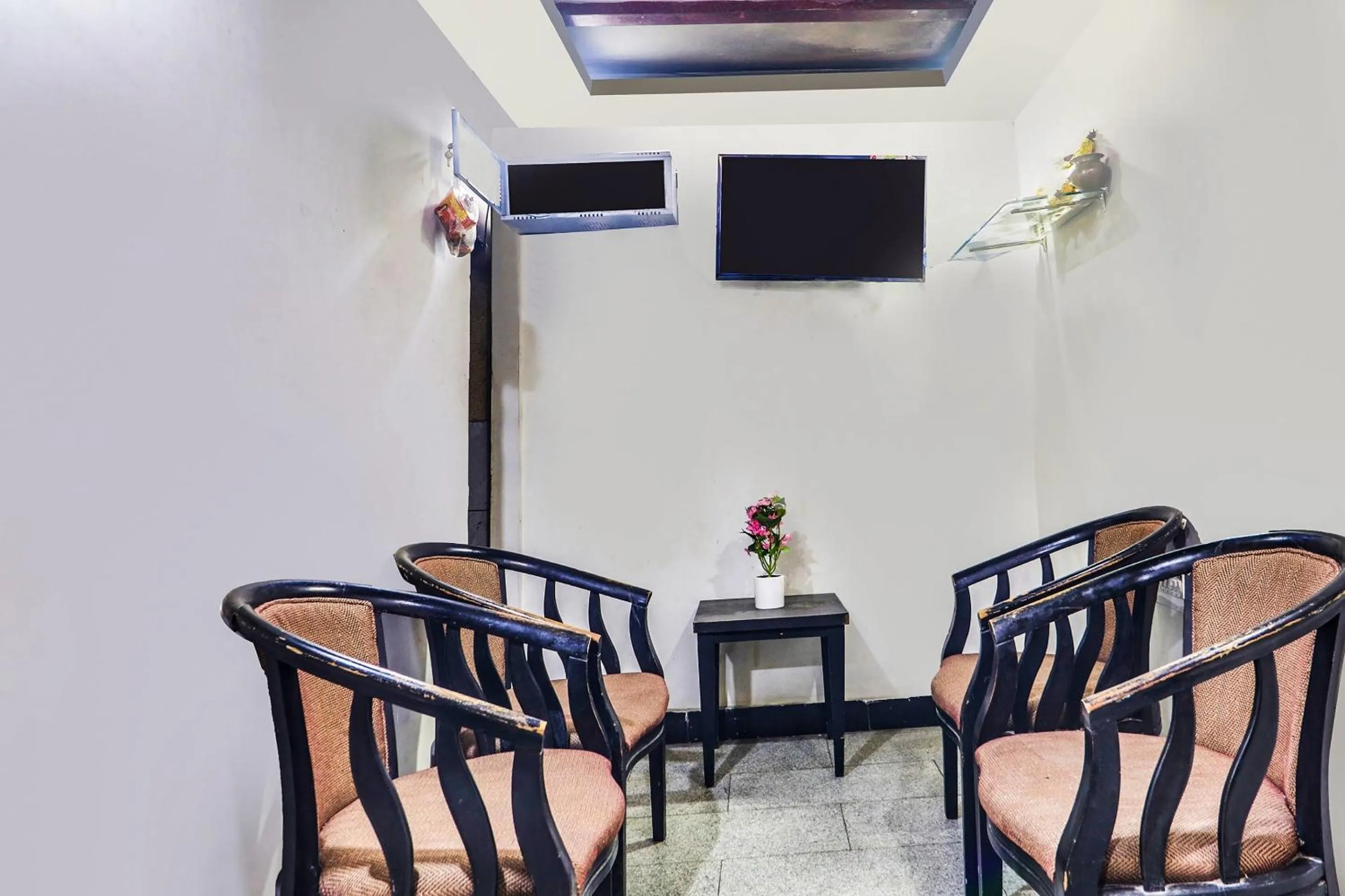 Lobby or reception in Hotel O Qualia Hotel Dilsukhnagar Near Dilsukhnagar Metro Station