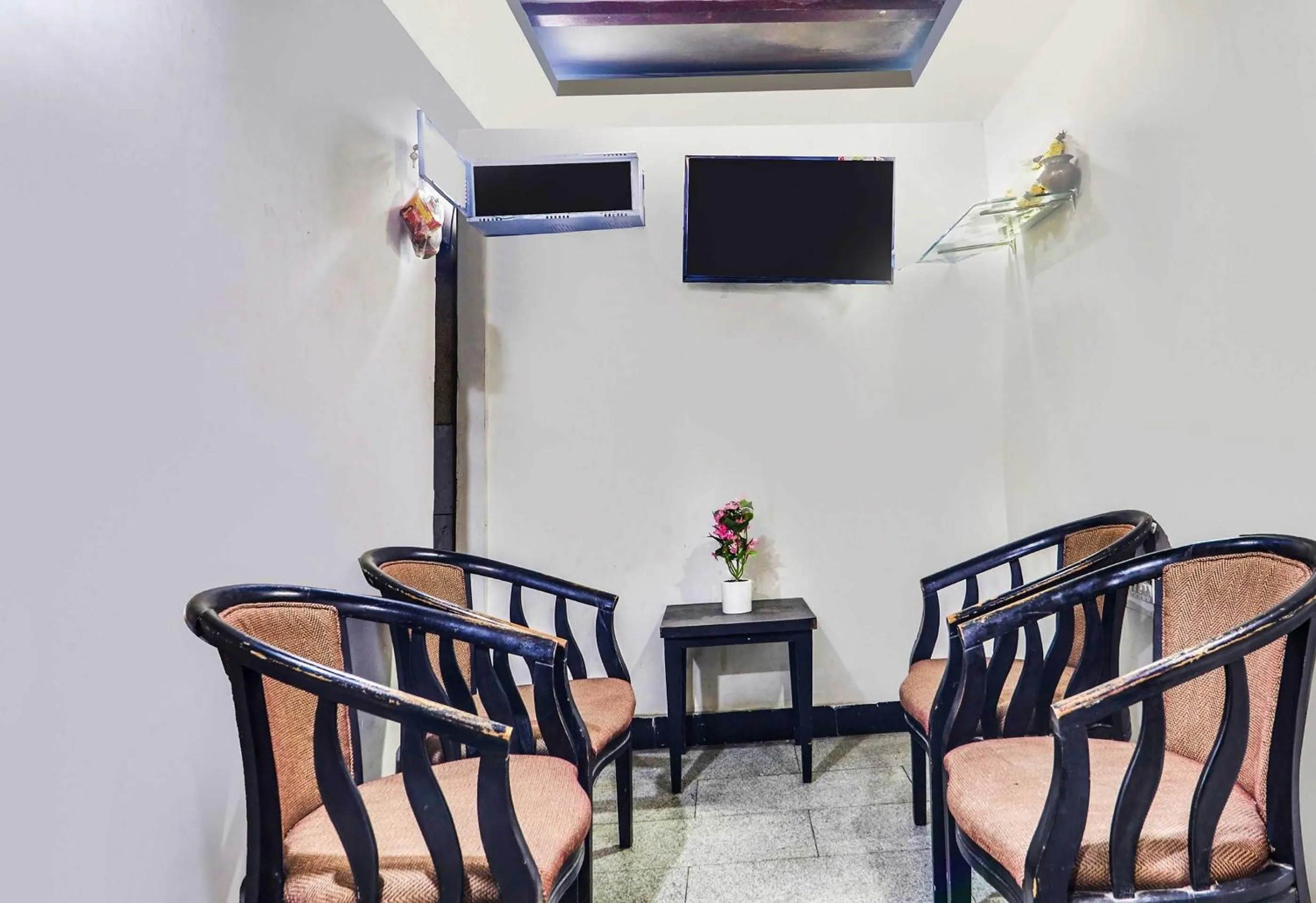 Lobby or reception in Hotel O Qualia Hotel Dilsukhnagar Near Dilsukhnagar Metro Station