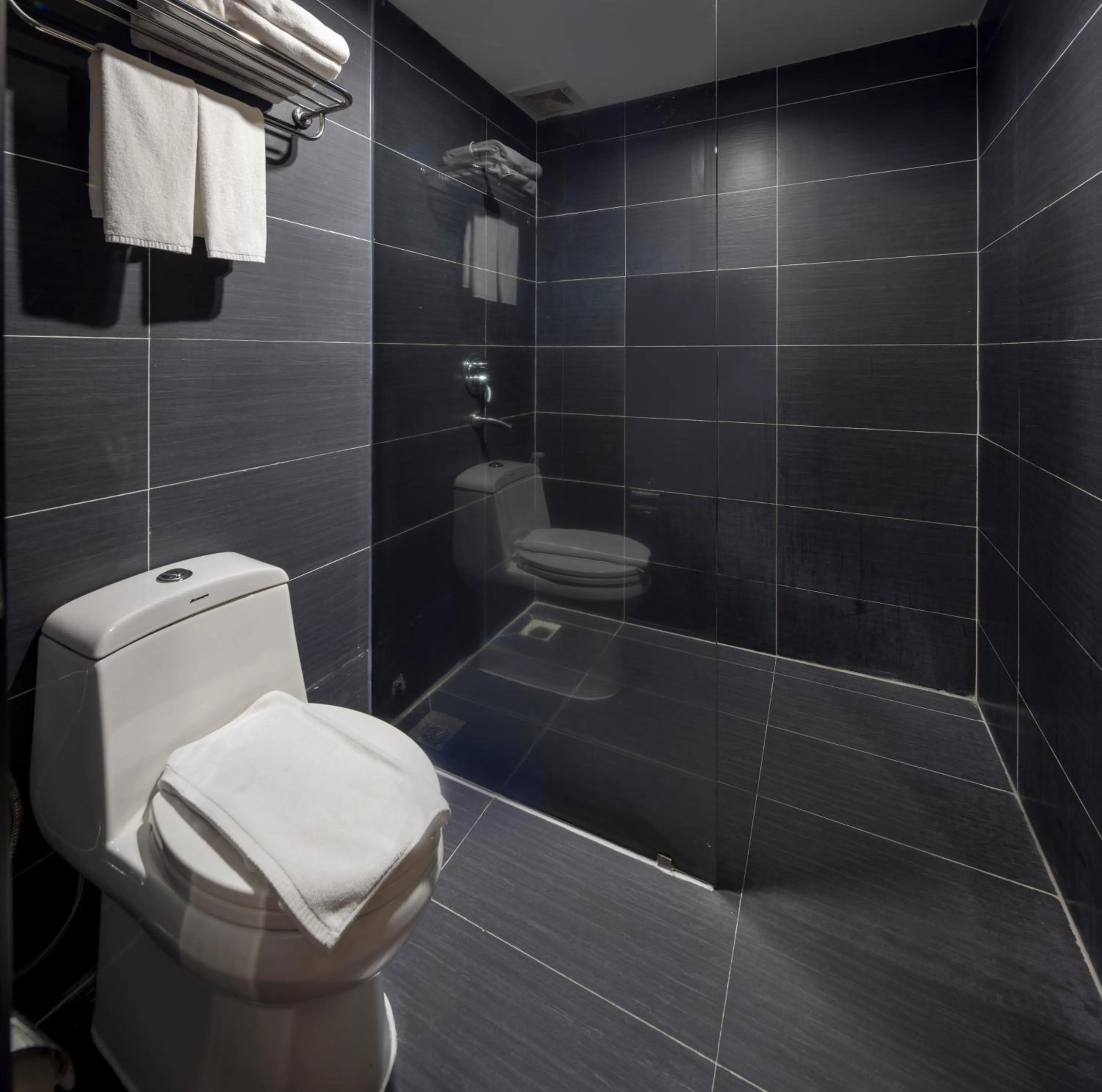 Toilet in DB Hotel Nha Trang