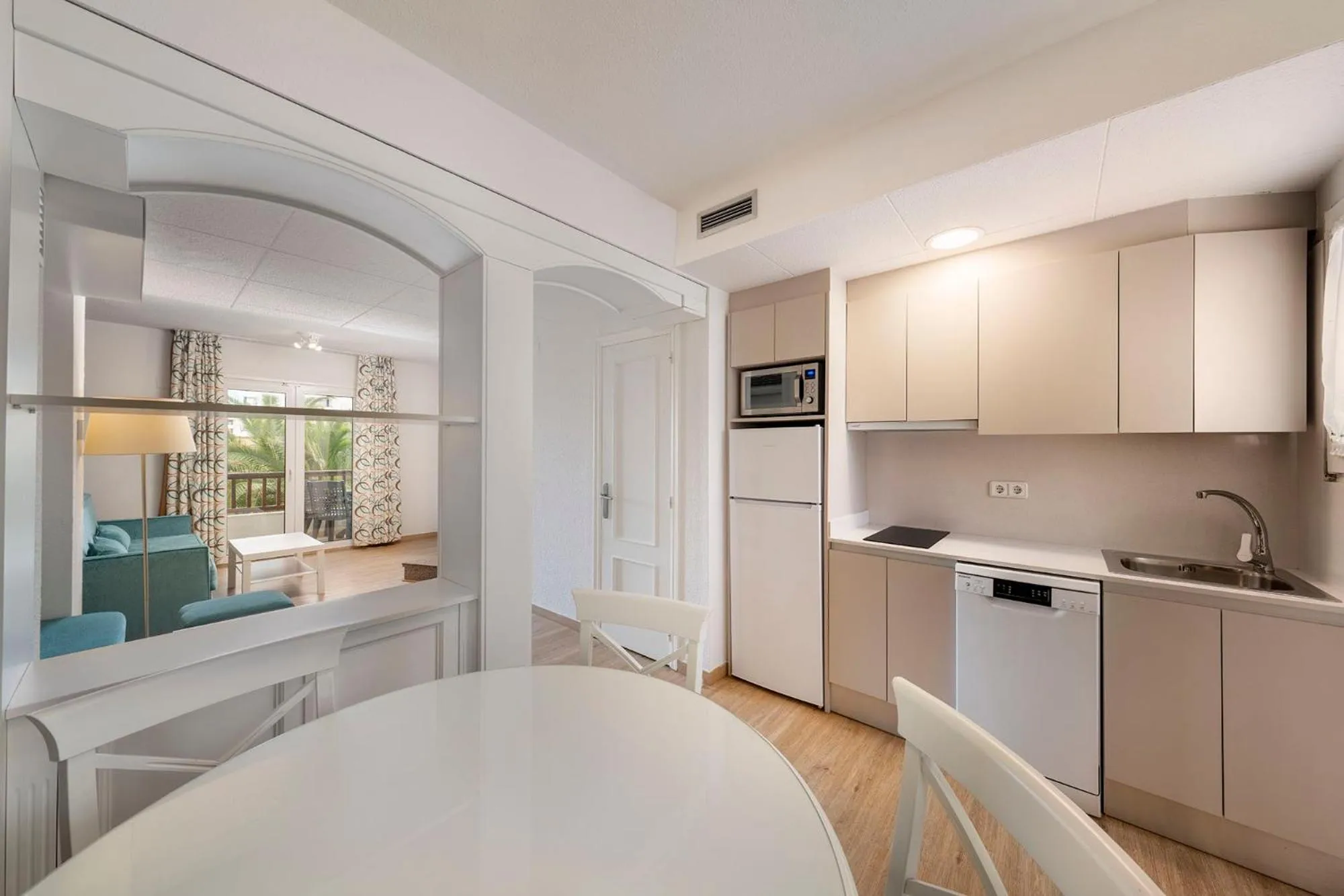 Kitchen or kitchenette in Apartamentos turísticos Jardines del Plaza