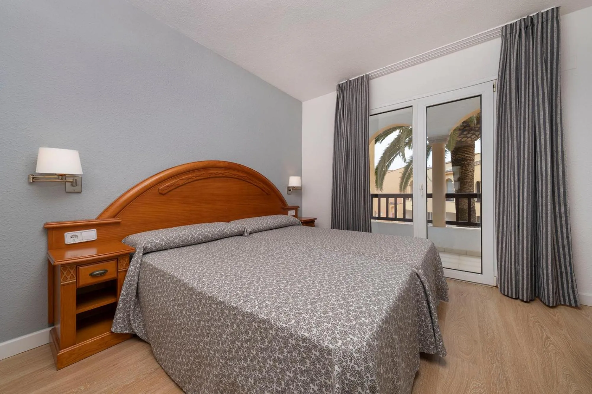 Bed in Apartamentos turísticos Jardines del Plaza