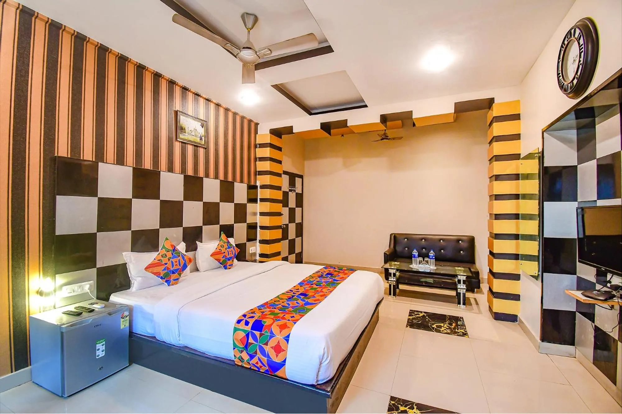 Bed in FabHotel Prime Rockstar Suites - Nr Park Circus 7 Point