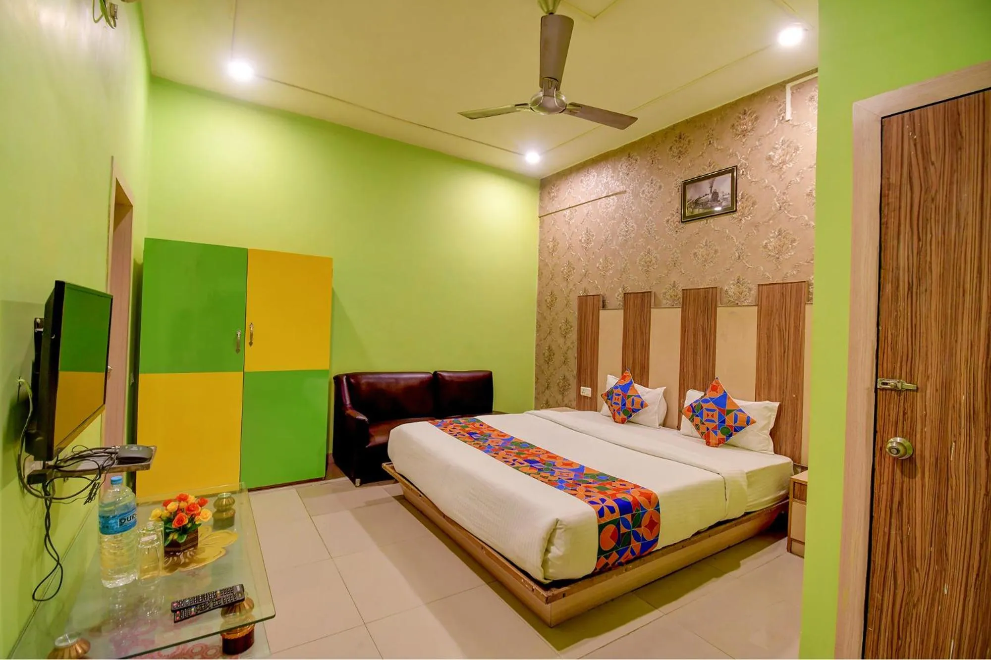 Bed in FabHotel Prime Rockstar Suites - Nr Park Circus 7 Point