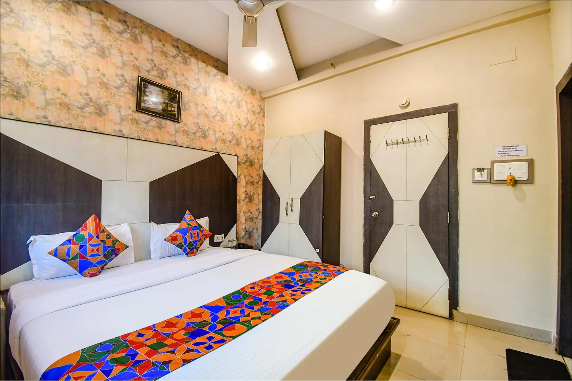 Bed in FabHotel Prime Rockstar Suites - Nr Park Circus 7 Point