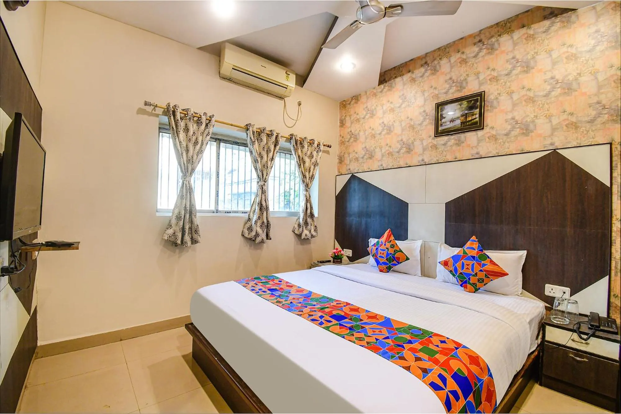 Bed in FabHotel Prime Rockstar Suites - Nr Park Circus 7 Point