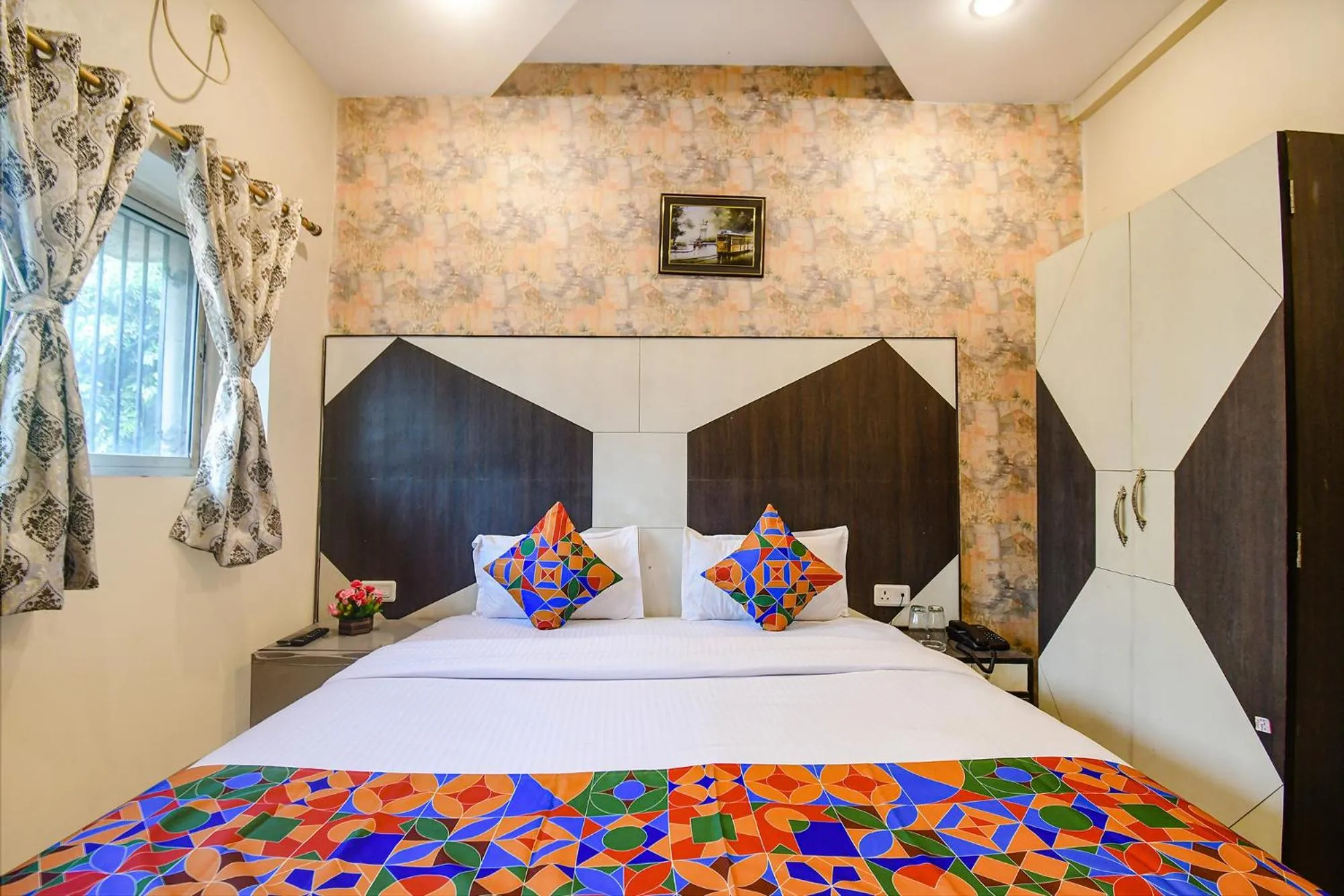 Bed in FabHotel Prime Rockstar Suites - Nr Park Circus 7 Point