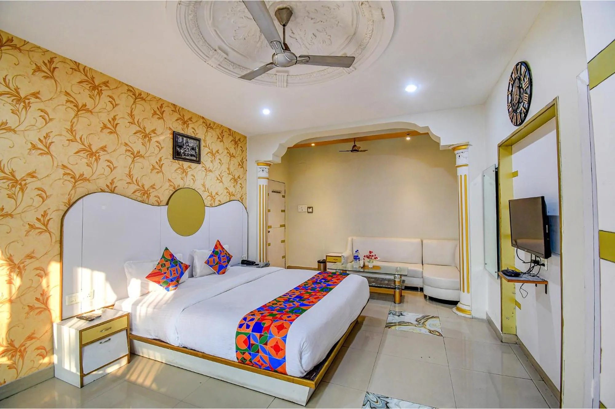 Bed in FabHotel Prime Rockstar Suites - Nr Park Circus 7 Point