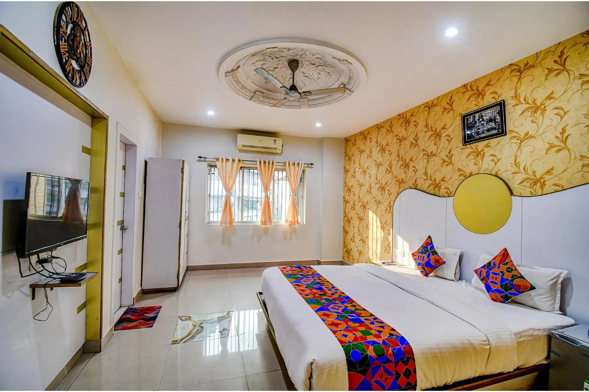 Bed in FabHotel Prime Rockstar Suites - Nr Park Circus 7 Point