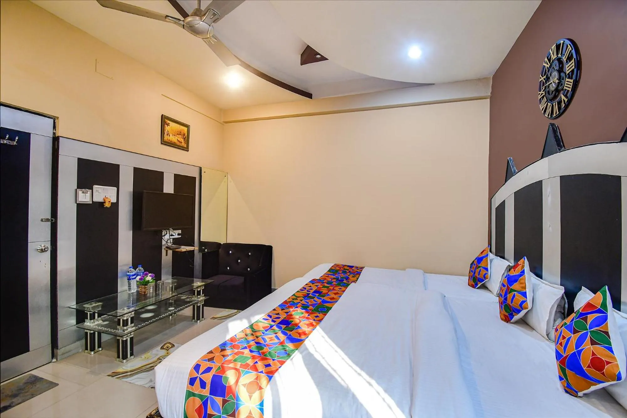 Bed in FabHotel Prime Rockstar Suites - Nr Park Circus 7 Point