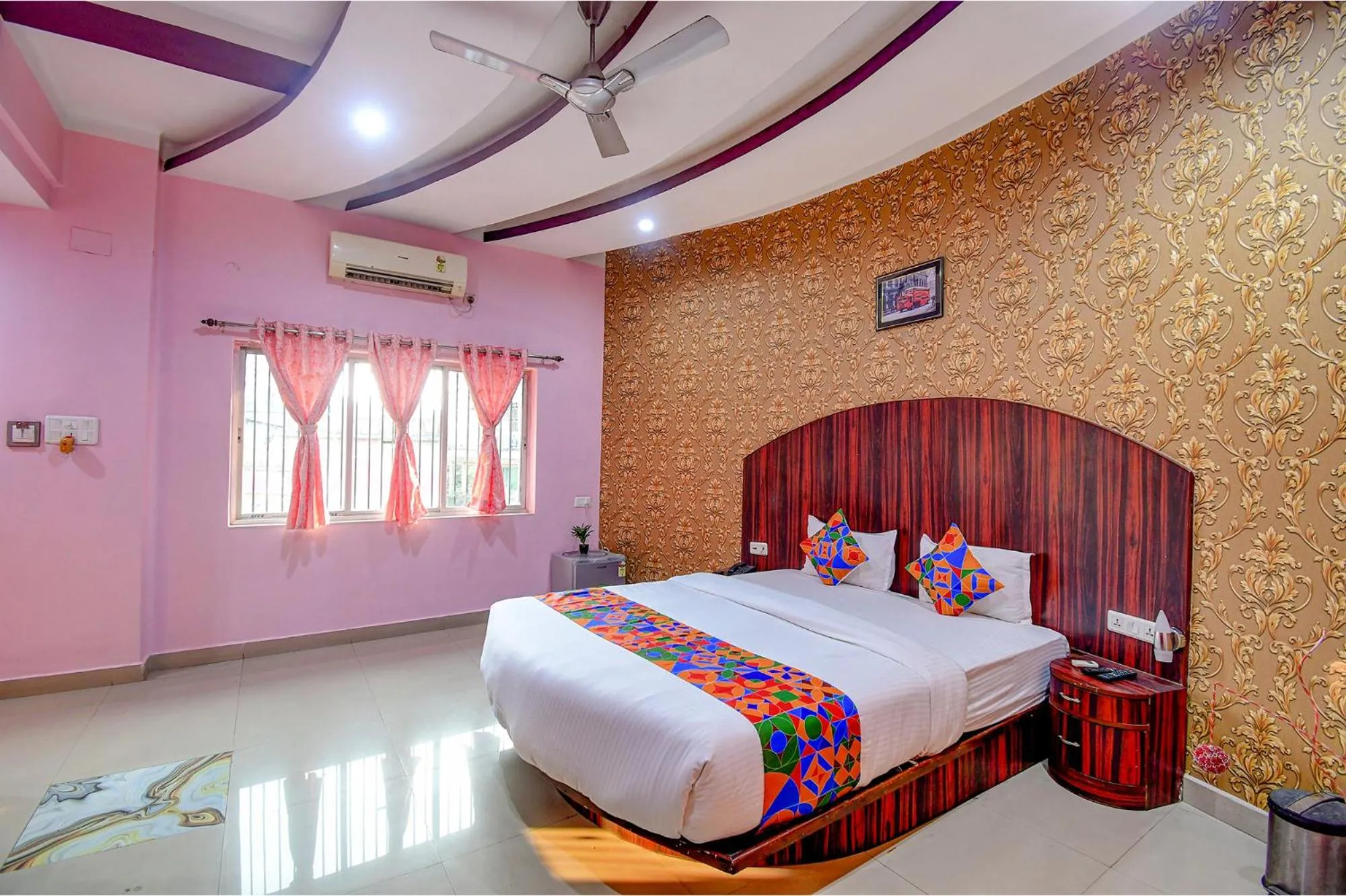 Bed in FabHotel Prime Rockstar Suites - Nr Park Circus 7 Point