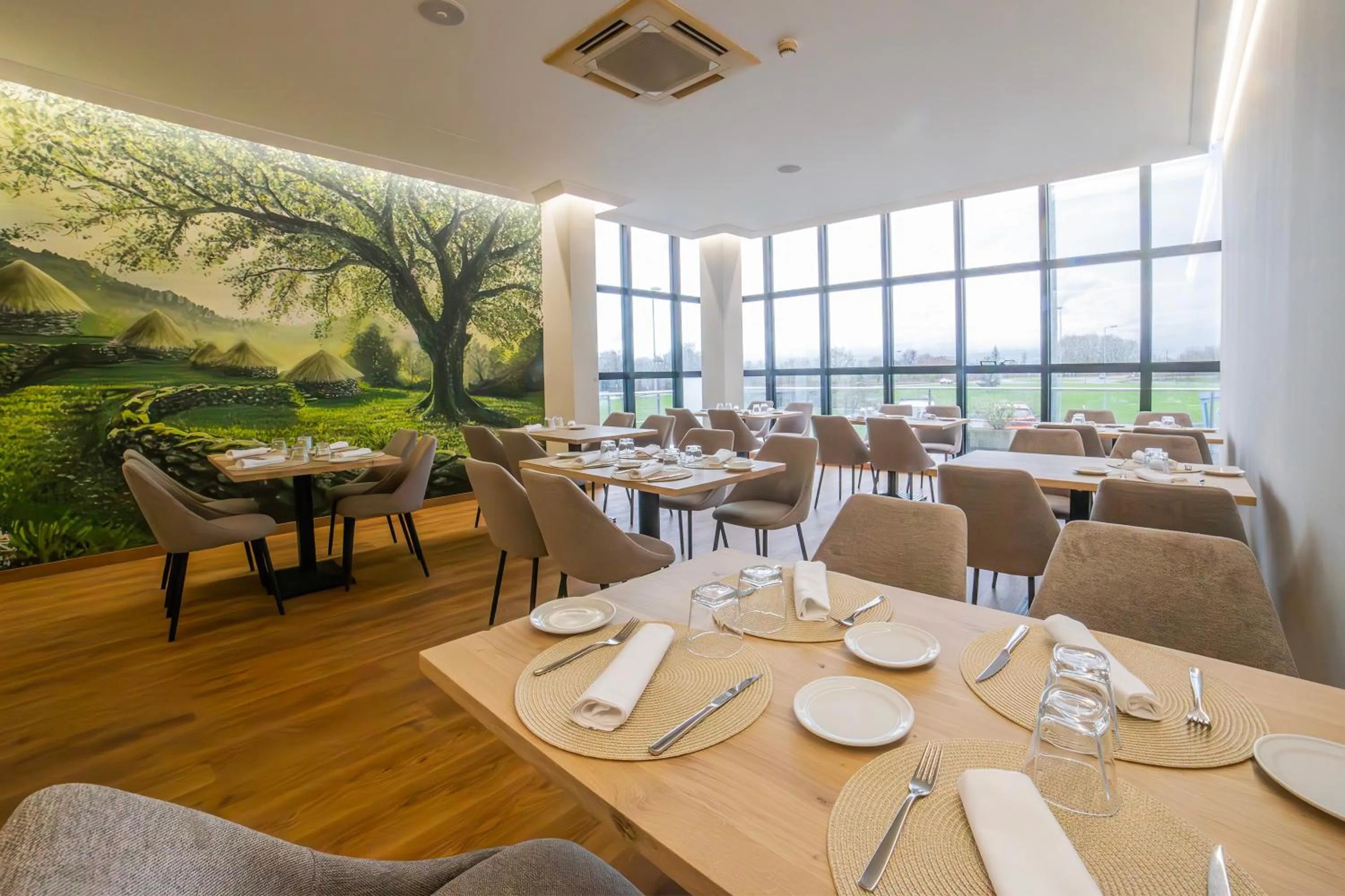 Restaurant/places to eat in Hotel Auditorio Santiago & Spa