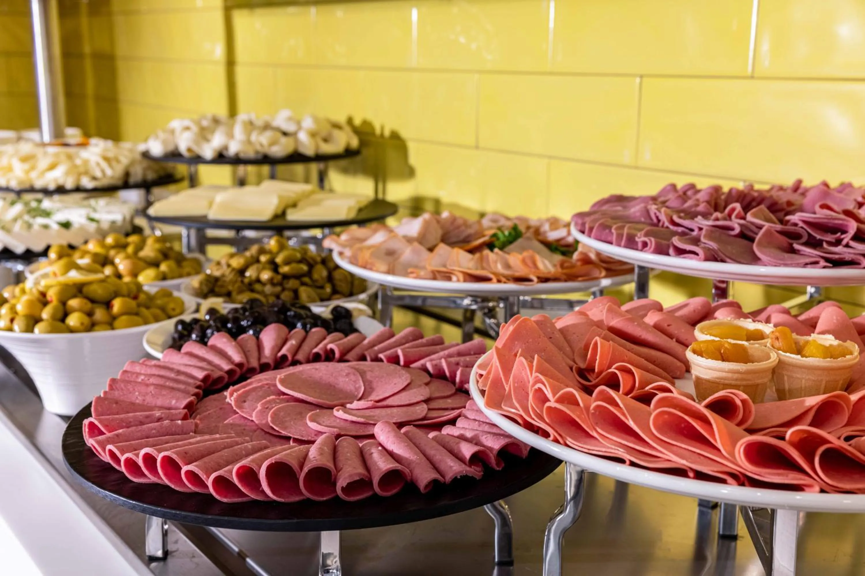 Buffet breakfast in Days Inn & Suites by Wyndham Istanbul Esenyurt