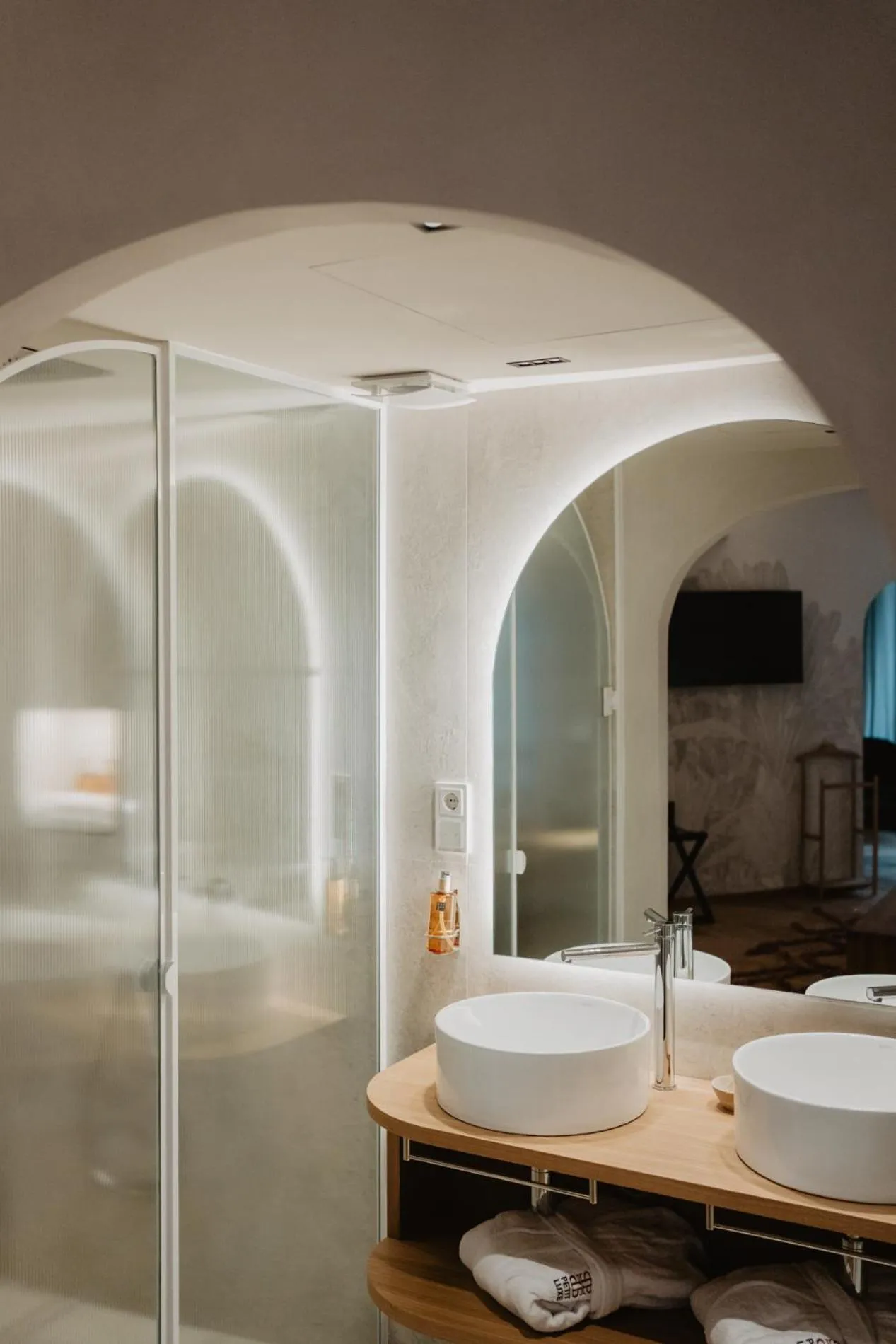 Shower in Hotel Petit Luxe