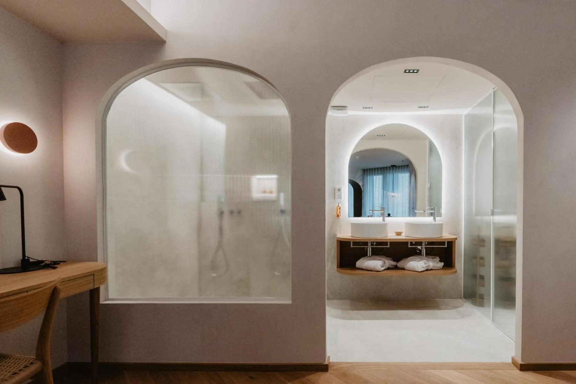 Shower in Hotel Petit Luxe