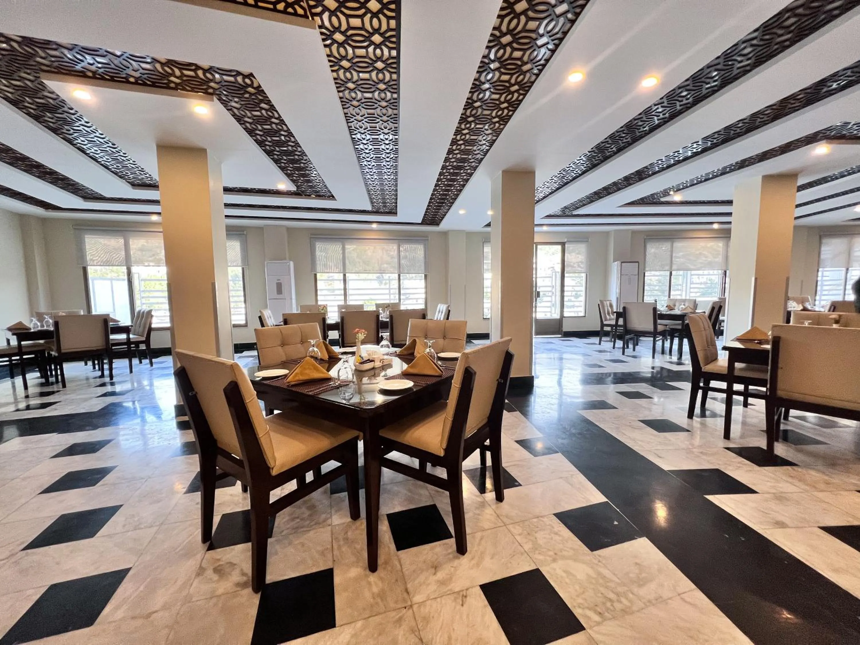 Restaurant/places to eat in Hotel One Swat