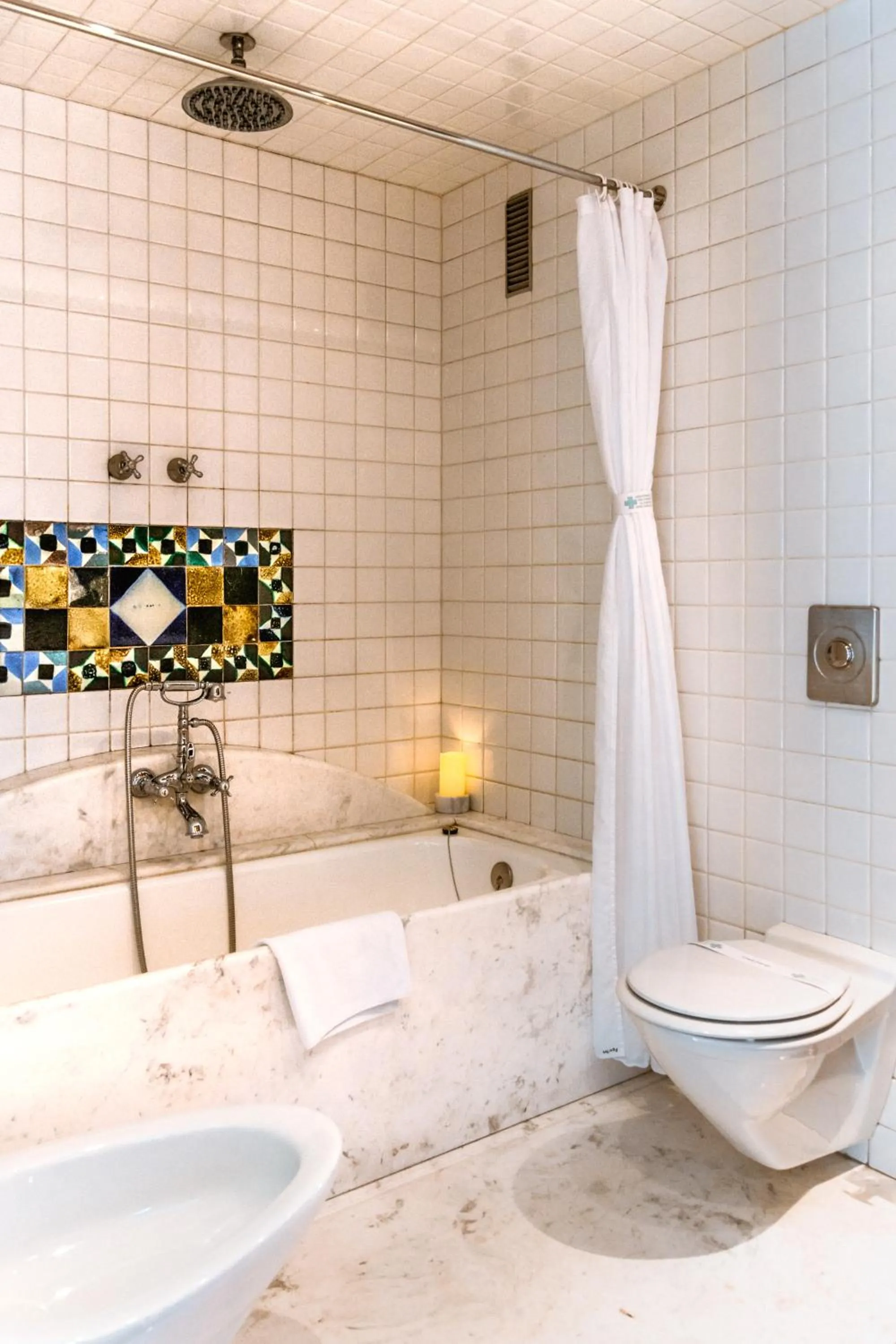 Shower in Fonda Hotel 1771