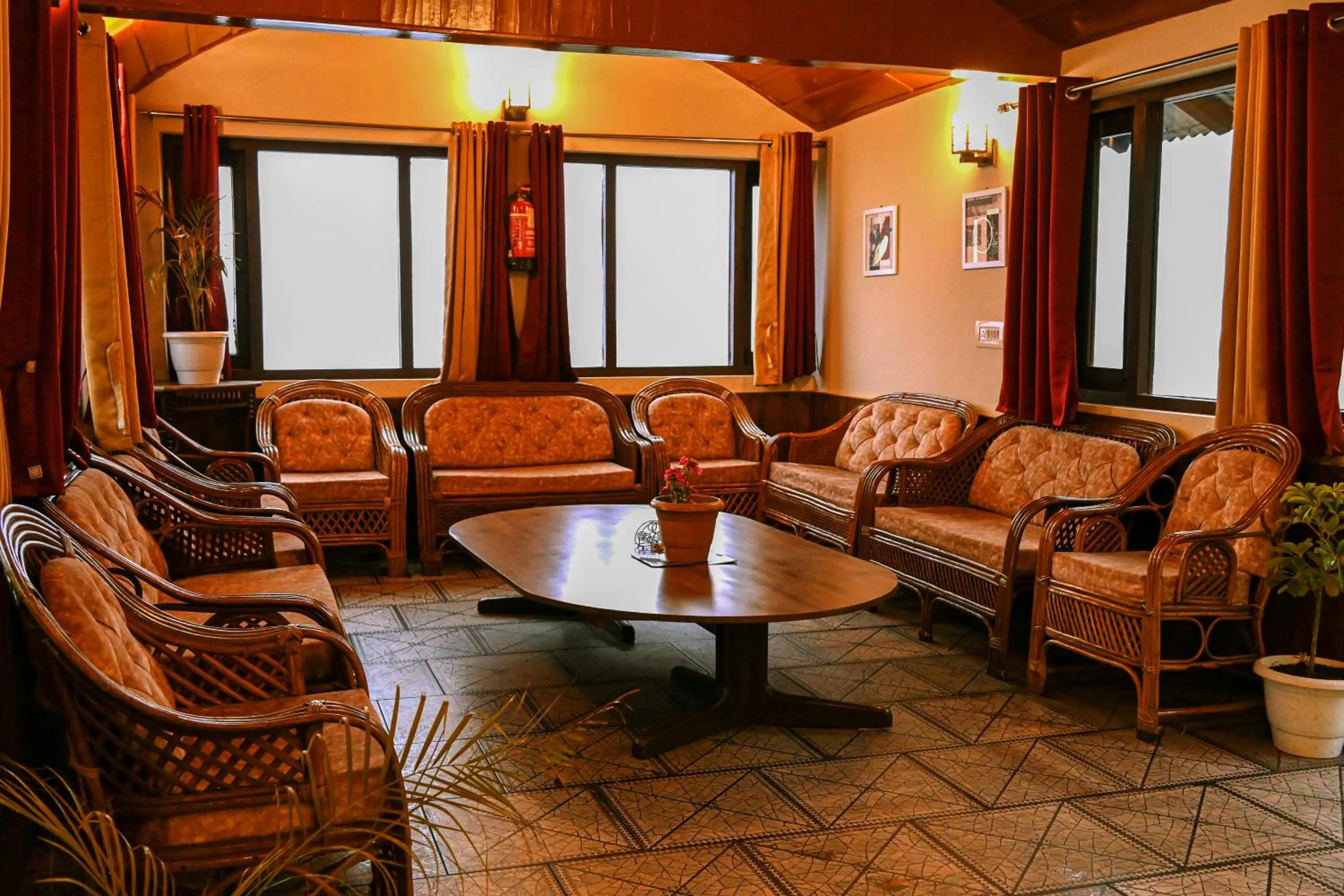 Communal lounge/ TV room in Kumaon Roop Resort Near Neem Karoli Temple